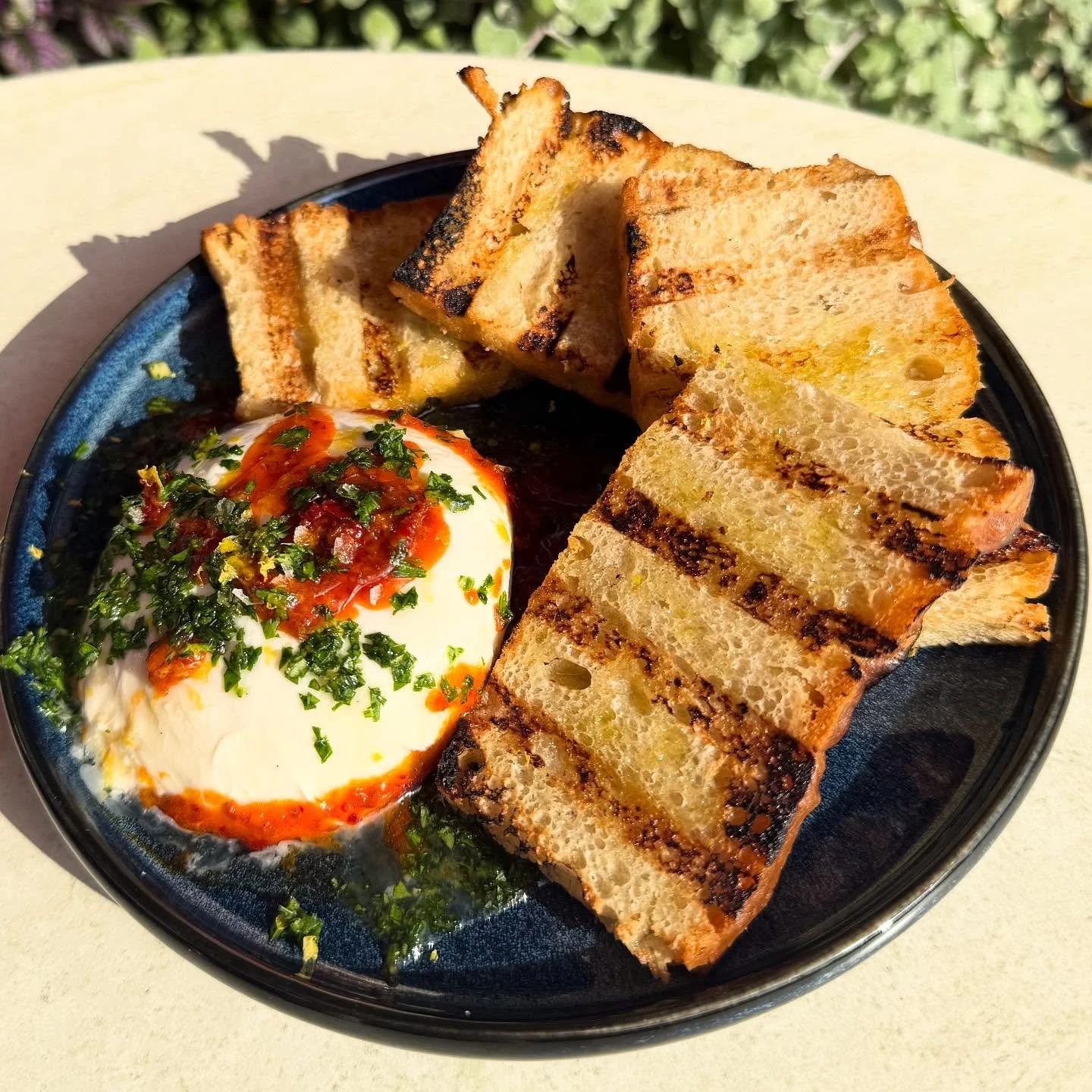 β¨π― SPECIAL πΏπ§ ‘Nduja Burrata… spicy Calabrian spreadable salame, local burrata from @mozzarellahouse, parsley-lemon gramolata, clover honey, sea salt, and our own grilled focaccia ππ©‍π³π
#semolina #semolinaspecials #semospecia