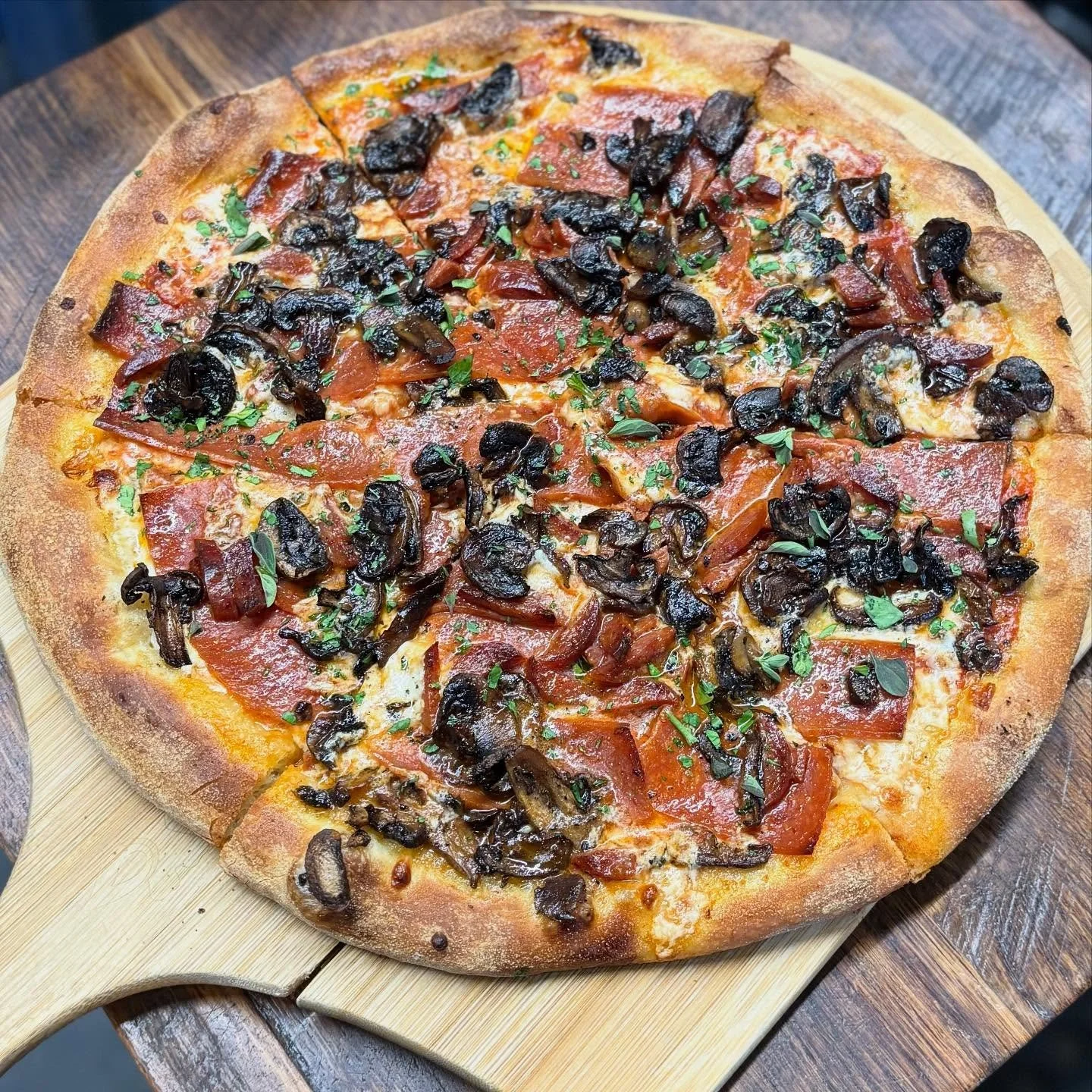 π¨ NEW MENU ITEM π¨ Double Pepperoni-Mushroom zaza π‍π« 
Pepperoni strips & chunks, herb-roasted mixed mushrooms, mozzarella, fresh oregano πΏ 
•
•
•
#pizza #ilovepizzaπ #cheeselover #newmenuitem #mushroom #mushroomlover #or&