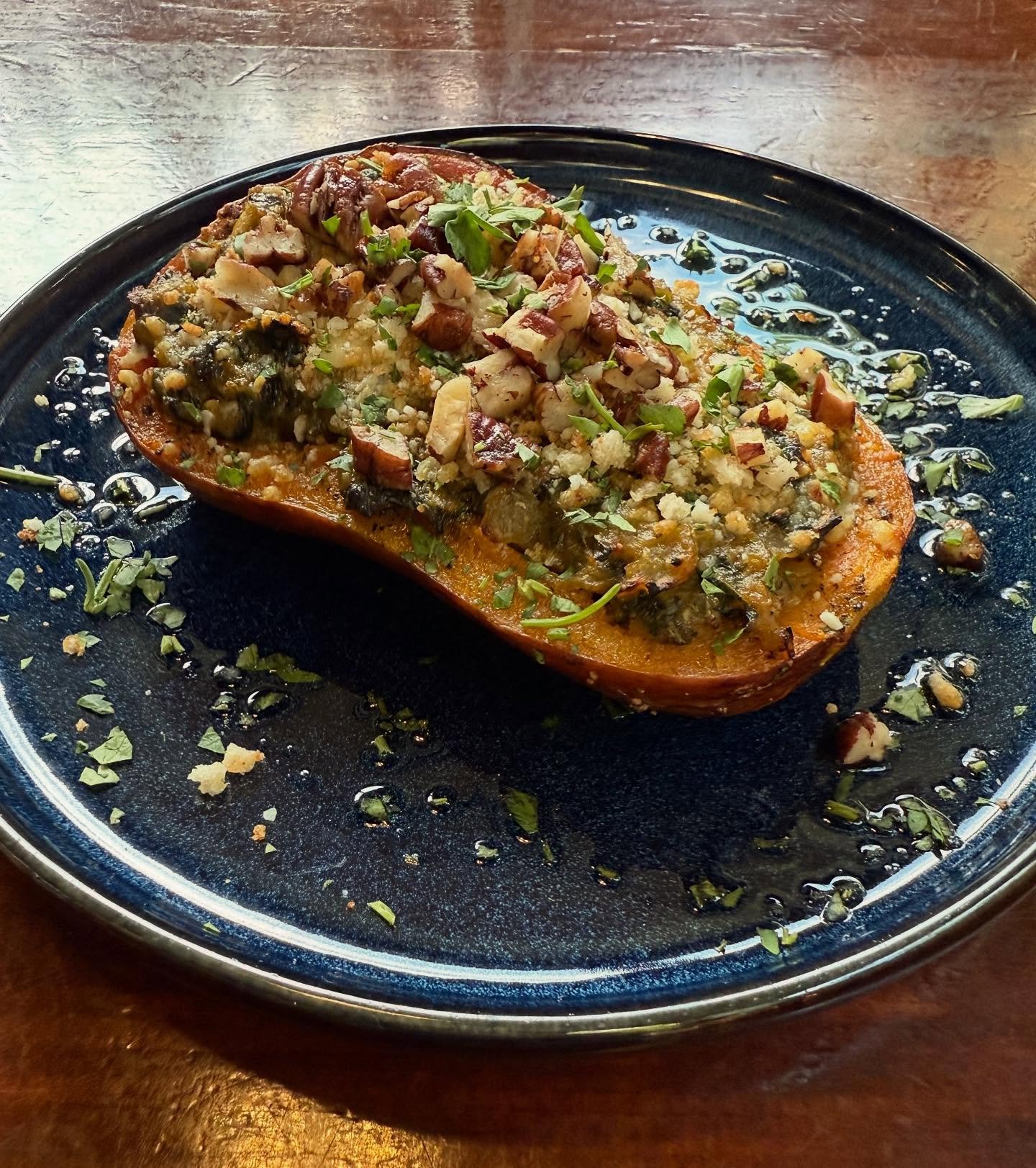 🍯 SPECIAL ✴️ 🙇&zwj;♀️ Stuffed Honeynut Squash | house-made Italian pork sausage, roasted mushrooms, saut&eacute;ed spinach, Parmigiano Reggiano, Romano breadcrumbs, toasted pecans&hellip; @italian_mediterranean_food made this with so much love &hea