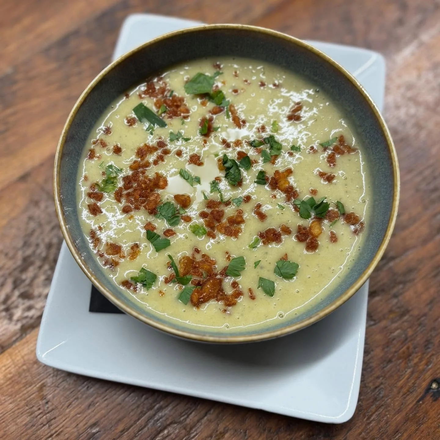 🎙️SOUP there it is! 😎✨Potato Leek 🥣.. Yukon gold 🥔 , celery, thyme, house chicken stock, cream, with crispy potato crumbs + leeks 🧅 

#potatoleeksoup #creamy #soupseason #soupday #semospecials #veggie #homemade #homemadesoup #whoompthereitis #so