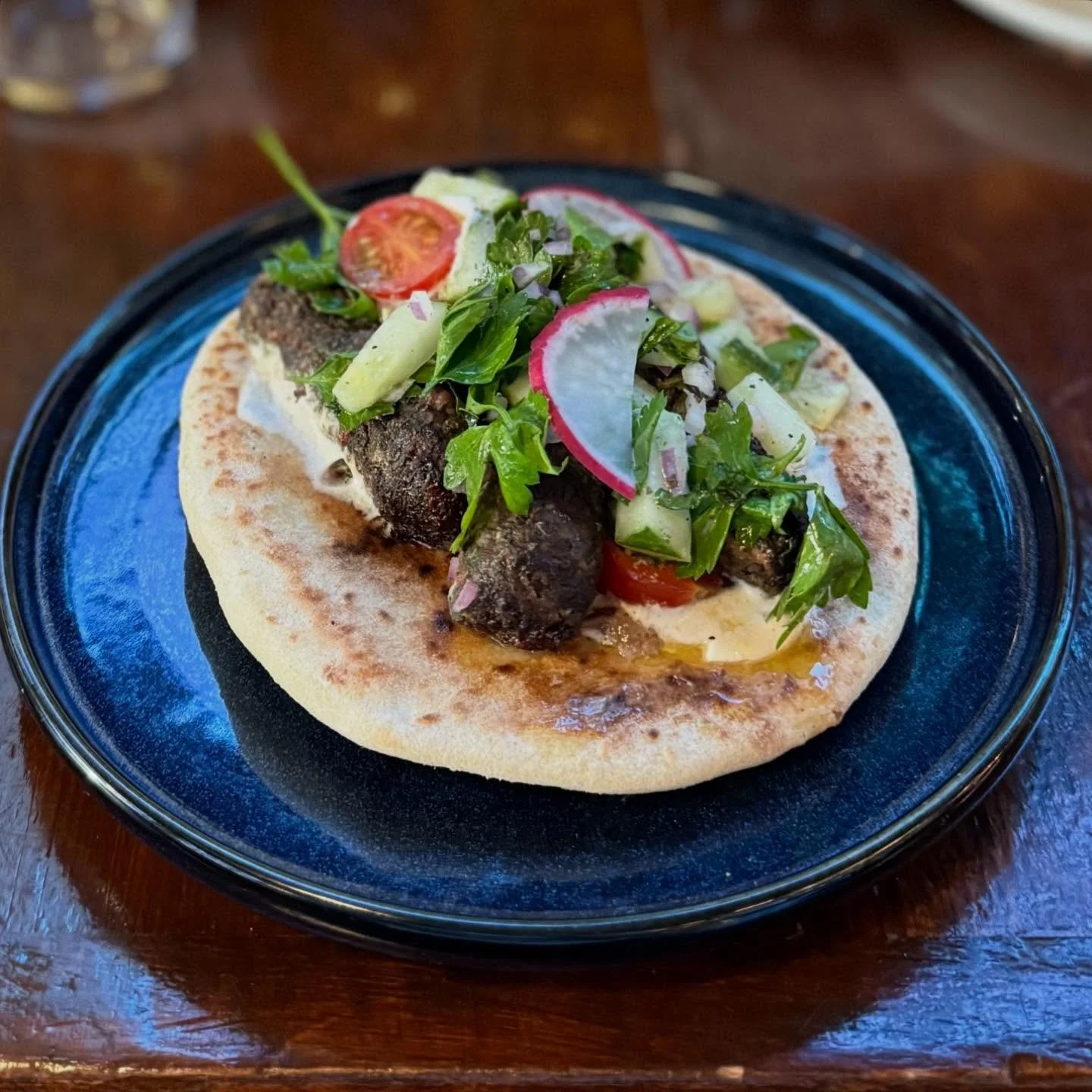 🇹🇷😻 Kofta Kebab Pita ❤️&zwj;🔥 | NEW! all natural ground beef &amp; lamb seasoned with onion, fresh herbs &amp; Arabic spices, chopped salad, fresh parsley, tahini labneh, fresh house made pita&hellip; @italian_mediterranean_food 🫚🍃

#semolina #