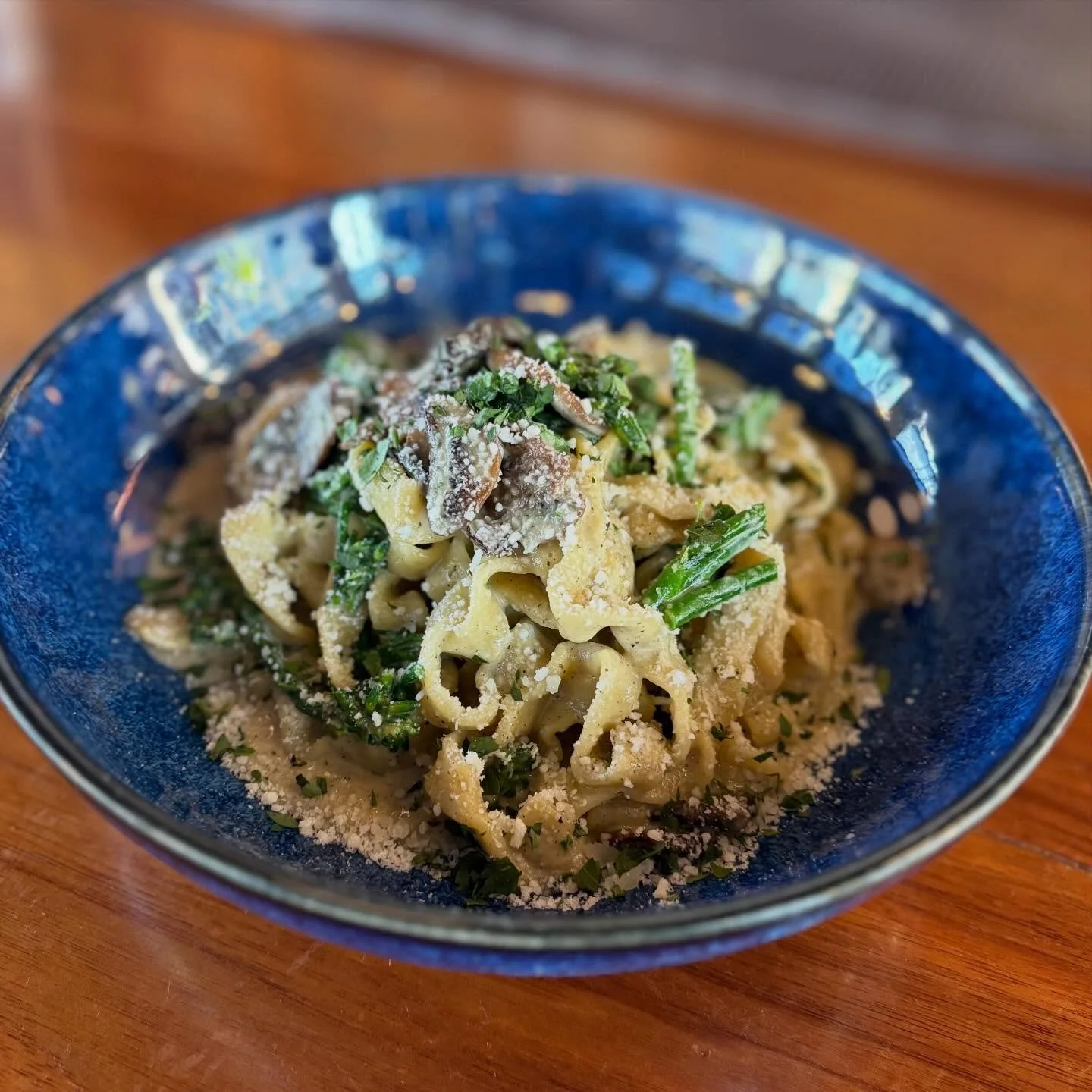 🍄🥦 Mushroom Broccolini Pappardelle 🧀🏆 one of our classic hits is back! Tender @davesfreshpasta pappardelle, roasted mixed mushrooms, saut&eacute;ed baby broccolini, white wine-garlic cream, and pecorino Romano #dishoftheweek #semolinaspecials #ve