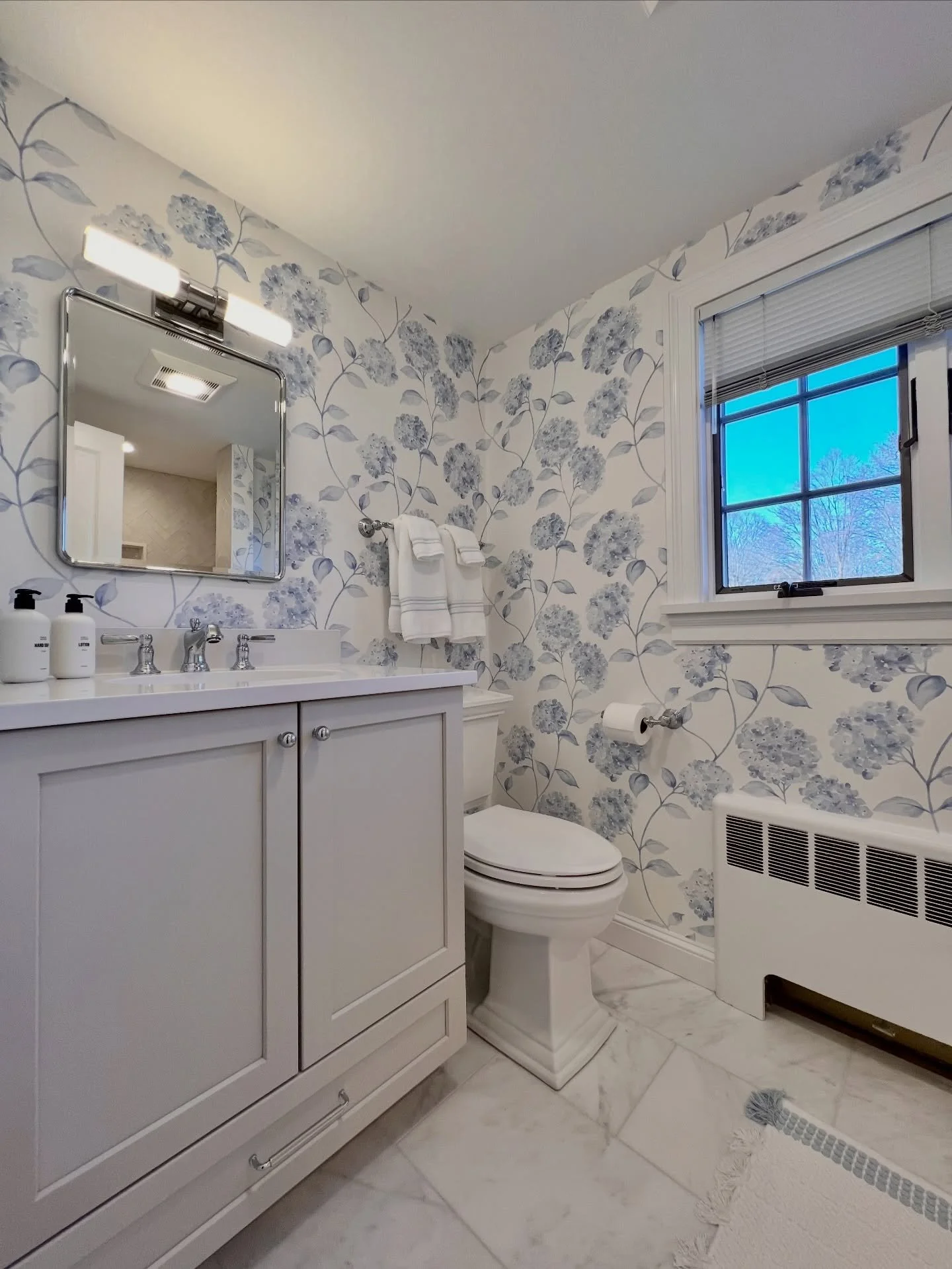 BEFORE &amp; AFTER:  Guest Bathroom Edition

➡️➡️➡️➡️➡️➡️ the Before 😳 

Guest Bathroom Design
📍 Wellesley, MA