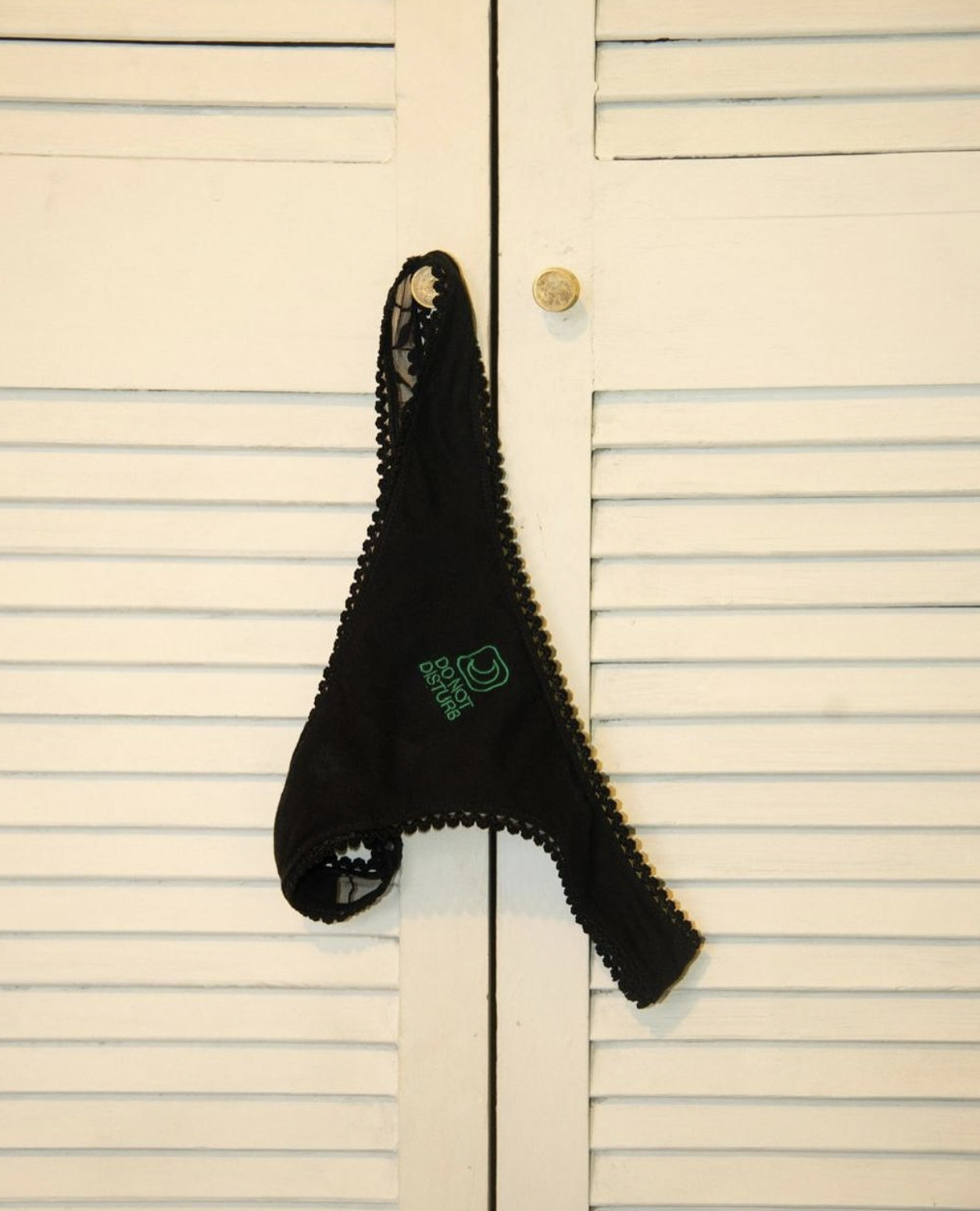 916-Studio-London-the-cheek-34.png
