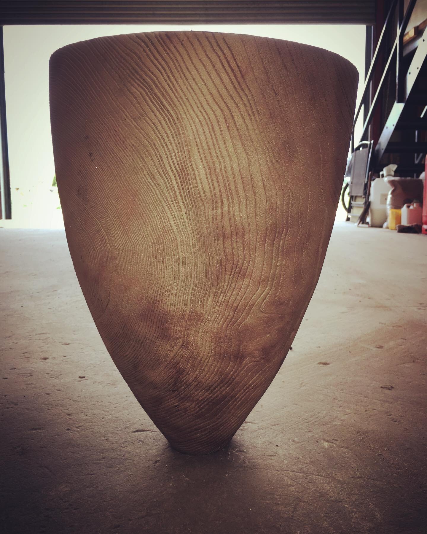 Large turned wood form by Alex De Vol (@woodwoven ) recreated in bronze.
.
The video shows Dina chasing and fettling the surface. This process removes any imperfections which occur in the casting process. It took her 8 hrs to complete this work, afte
