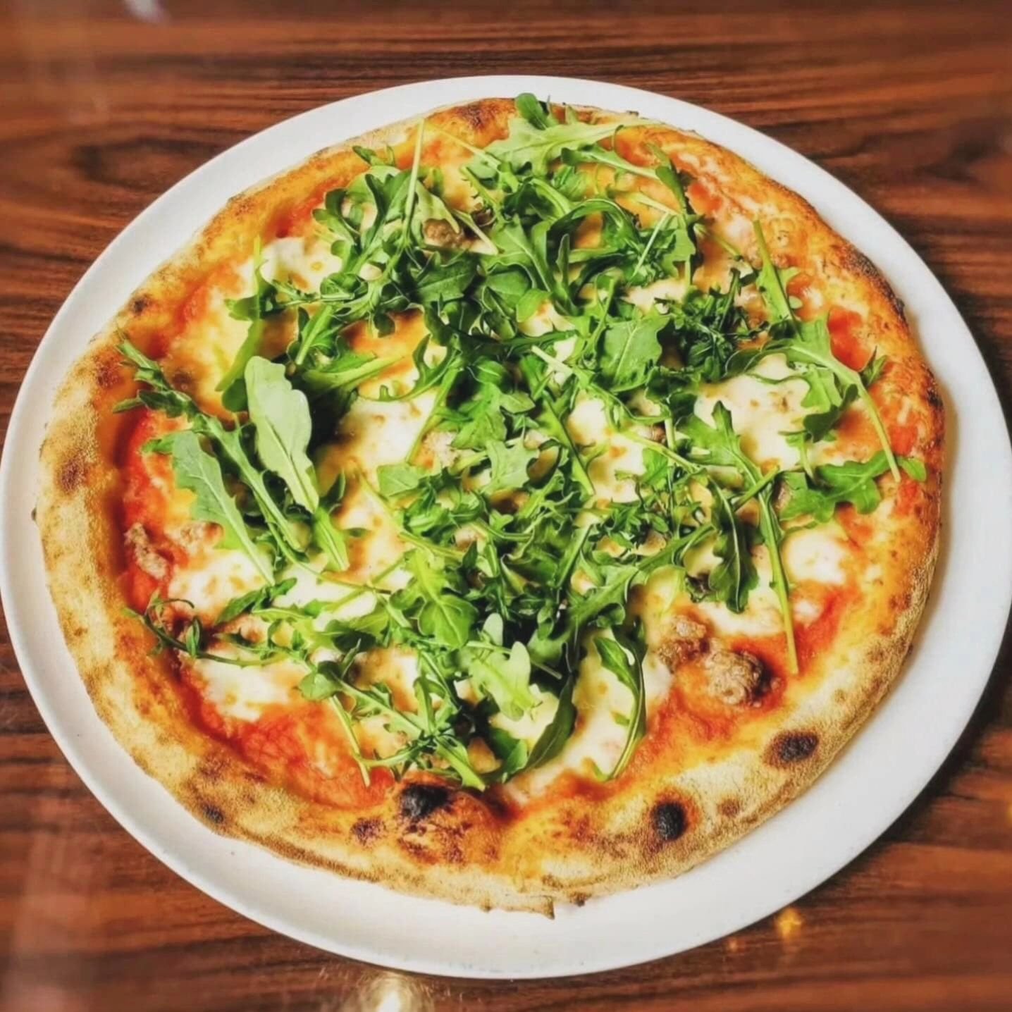 Stop by for lunch and try our arugula pizza featuring our house made sausage, arugula, mozzarella, and tomato sauce.

#italianpizza #pizzaria #pizzapizza #rucola #arugula #sausage #Lefresca #lefrescabhm #birminghamlunchspots #birminghamAlabama #downt