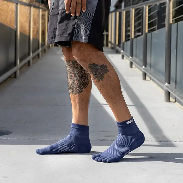 281130-navy-injini-Run-Lightweight-Mini‑Crew-toe-socks-3.webp