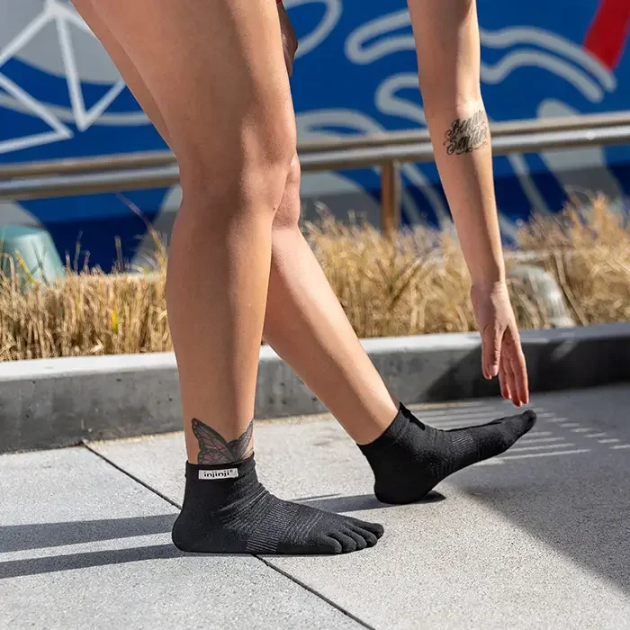 281130-black-injini-Run-Lightweight-Mini‑Crew-toe-socks-4.webp