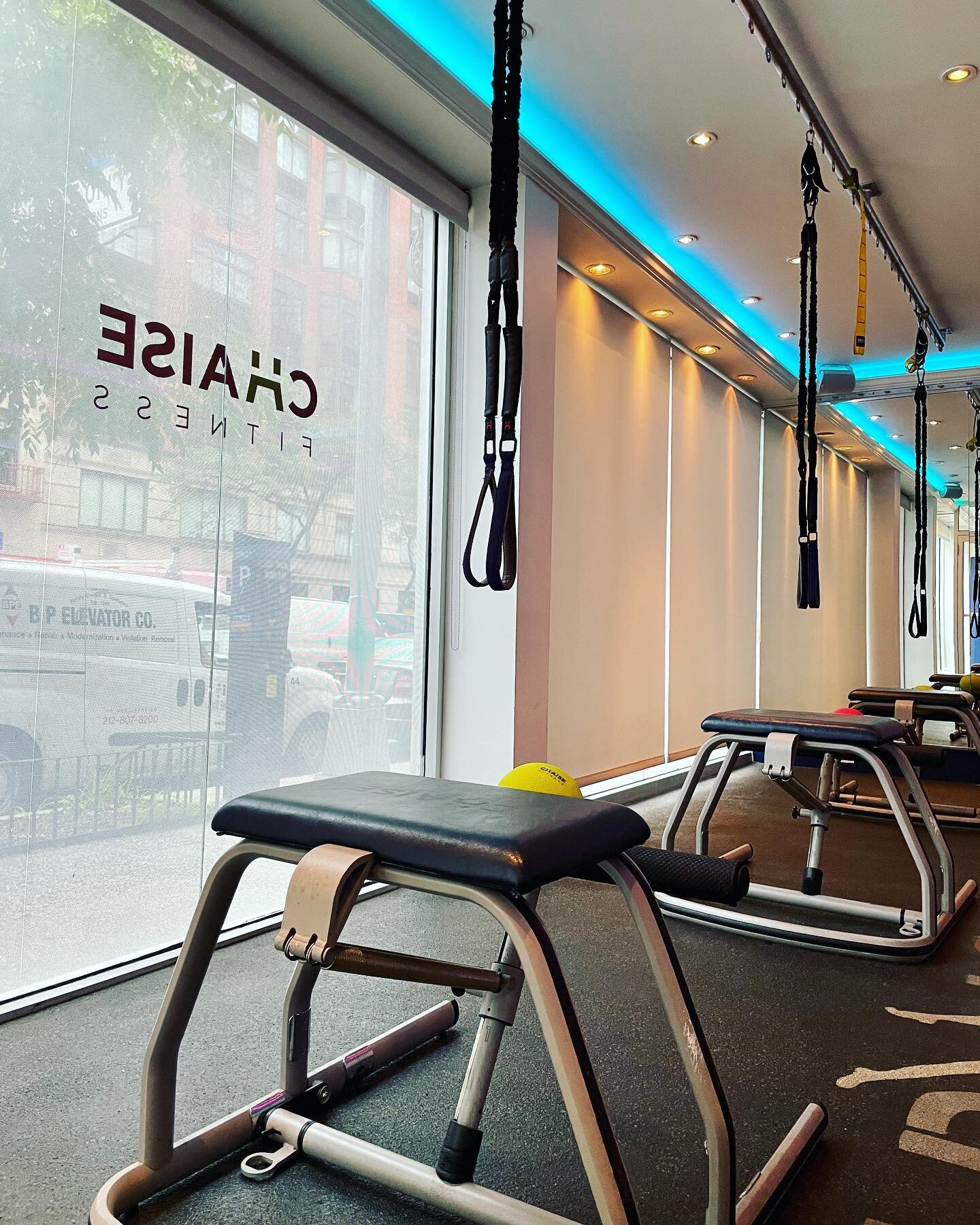 The signature Chaise workout, Reinvention. Combining overhead bungees with the Pilates chair to build long, lean, toned muscles. Improve posture and flexibility, while challenging your strength and balance 🙌

Sign up for a class or private session o