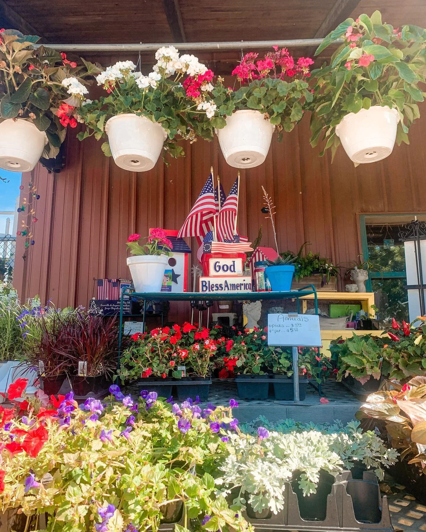 🇺🇸💥🎉 Get ready to celebrate the 4th of July with some of our festive decor! Ranging from doormats, flags, some solar lights, and MORE! 🇺🇸💥🎉