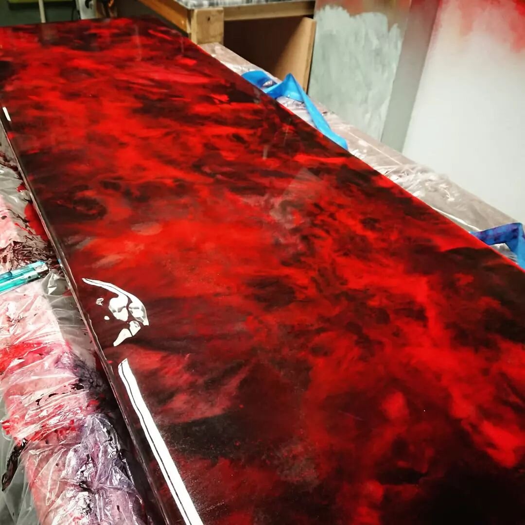 Red and black pour, desk top.