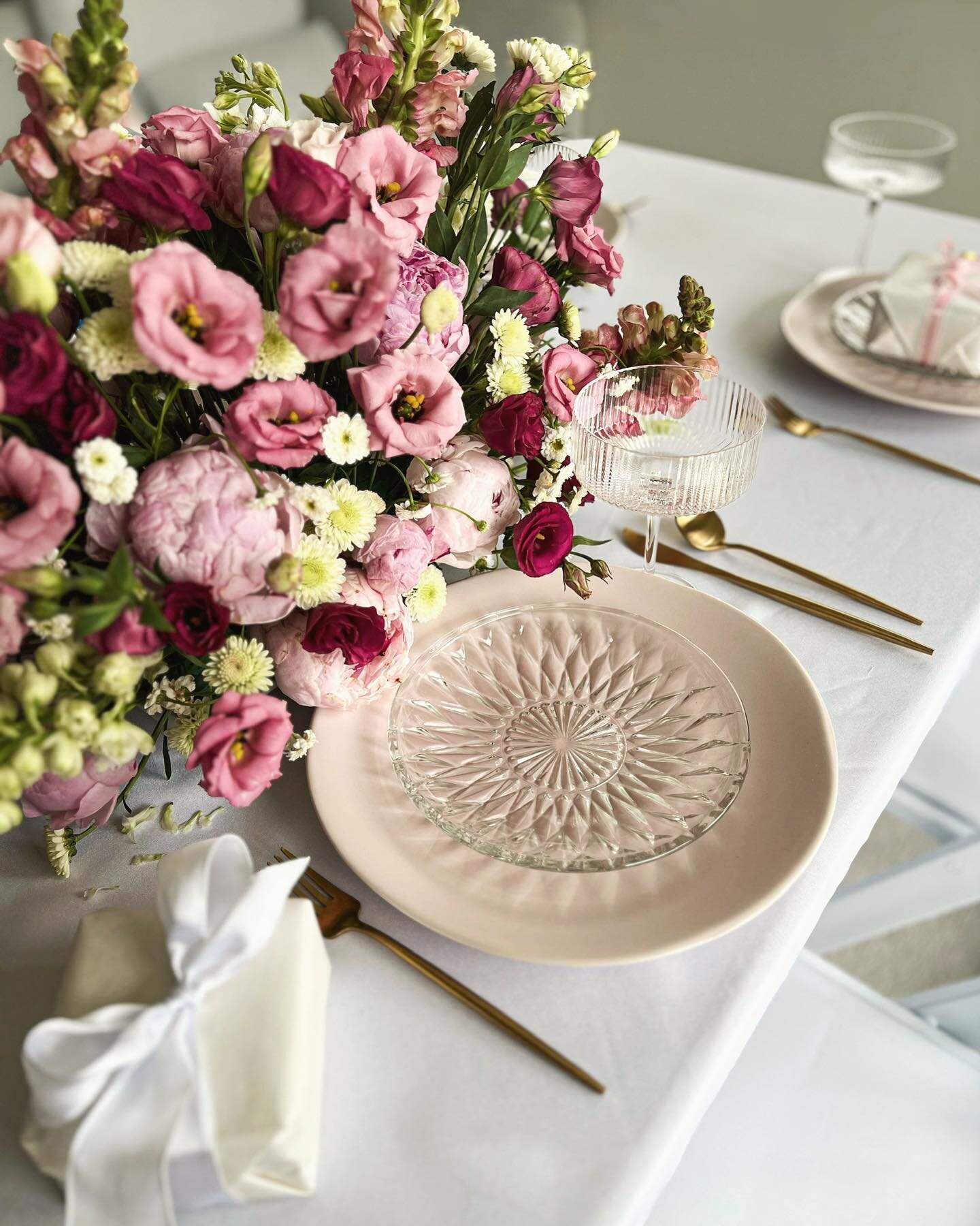 When the florals steal the show 🌸 

This Galentine&rsquo;s brunch was one for the books! Always a pleasure to create alongside @modern_setting 💕💕