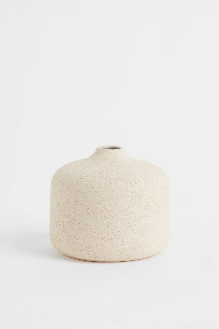 Ceramic Bud Vase 
Quantity: 8 
75¢ each