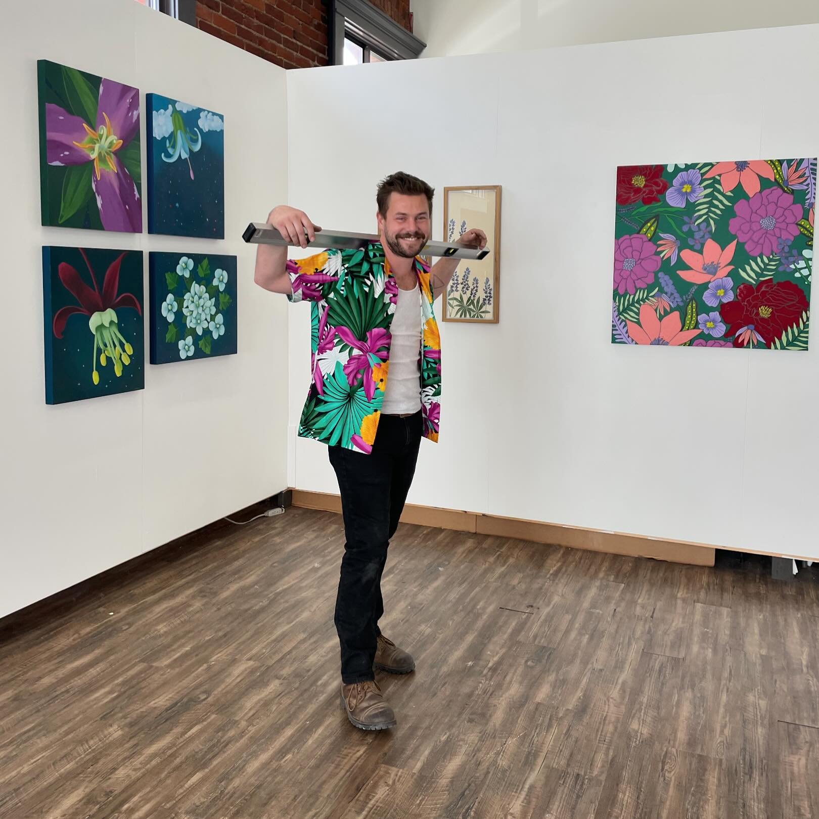 The art cowboy strikes again! Of course with his shirt matching the art. 🌸 Stop by the gallery for the new Art Herbarium exhibit opening during the @belltownartwalk this Friday from 6-9pm! A group exhibit curated by @amydaileda 🌟 Thanks for install