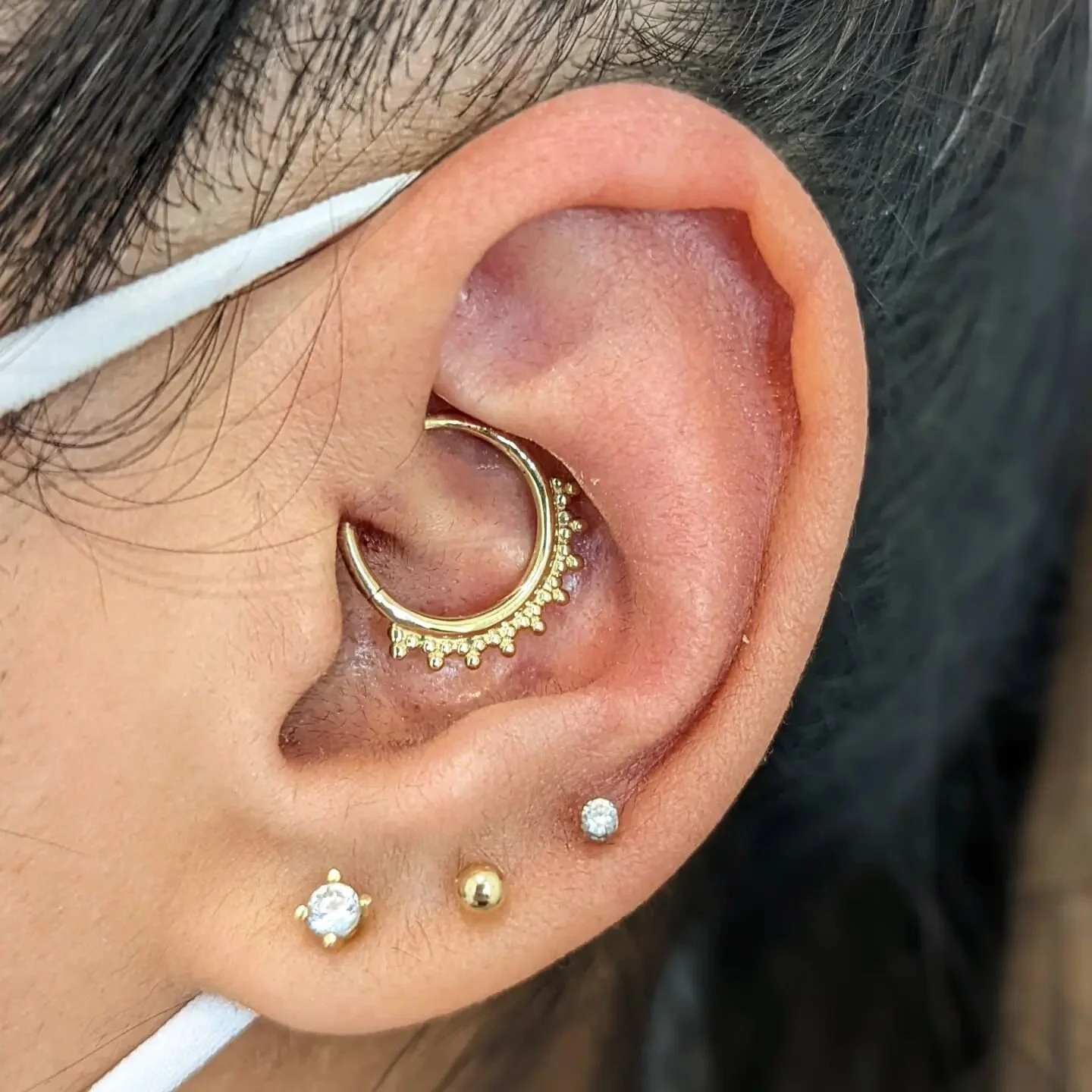 Fresh #daith with the incredible Tri-Bead ring from @junipurrjewelry! Done by me @chronicink Markham.

#piercing #daithpiercing #goldjewellery #junipurrjewelry #chronicink #torontopiercer #yellowgold