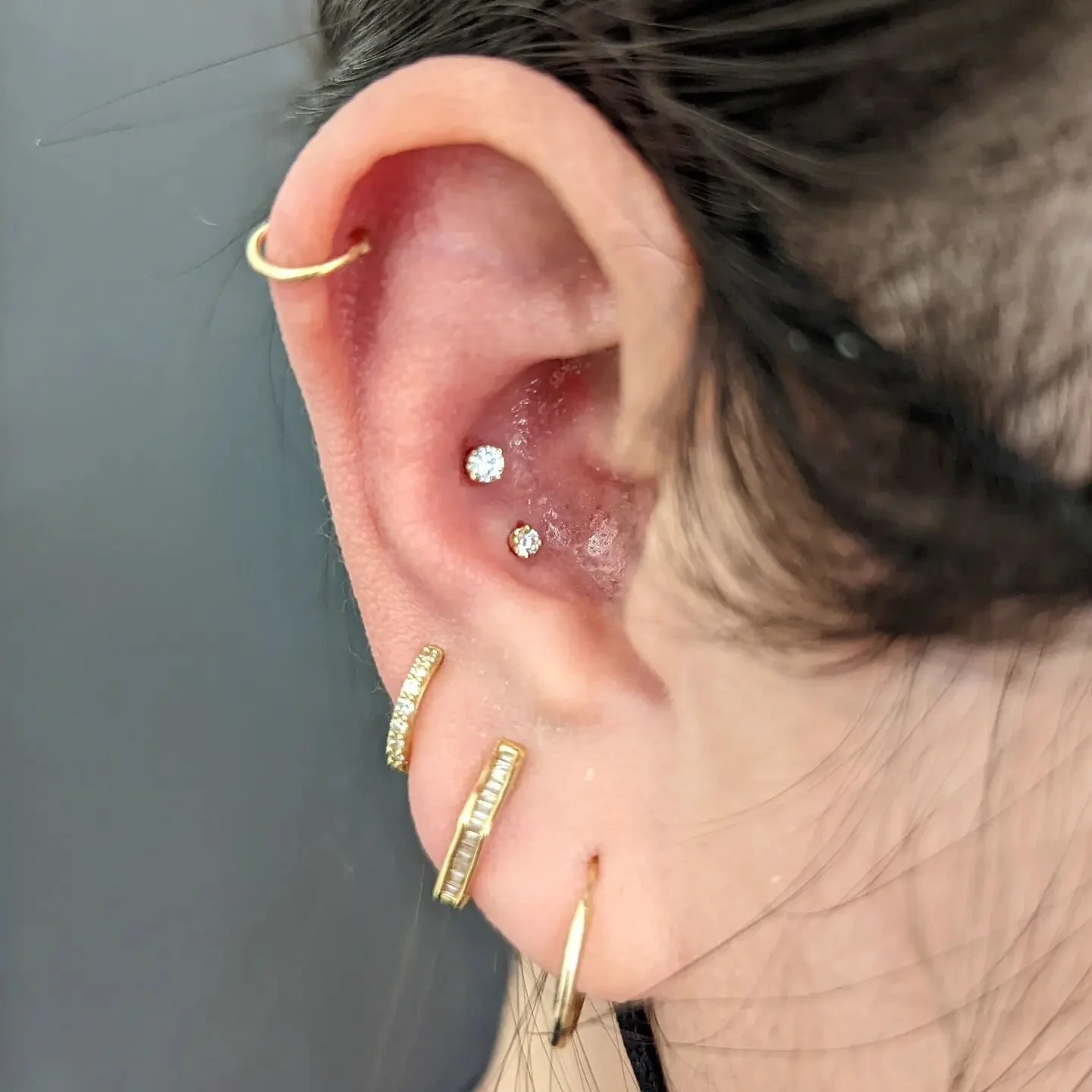 Got to do a pair of #conch piercings today - with a set of yellow gold Swarovski prongs from @junipurrjewelry!

Done by me @chronicink Markham

#conchpiercing #piercings #toronto #torontopiercer #chronicink #goldjewellery #junipurrjewelry