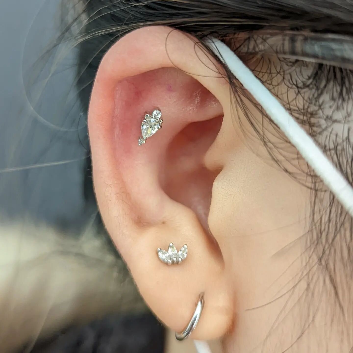 Fresh #flathelix featuring a white gold Amelia end from @junipurrjewelry! Pierced by me @chronicink Markham.

#piercing #piercings #goldjewellery #junipurrjewelry #chronicink #torontopiercer #helix #helixpiercing