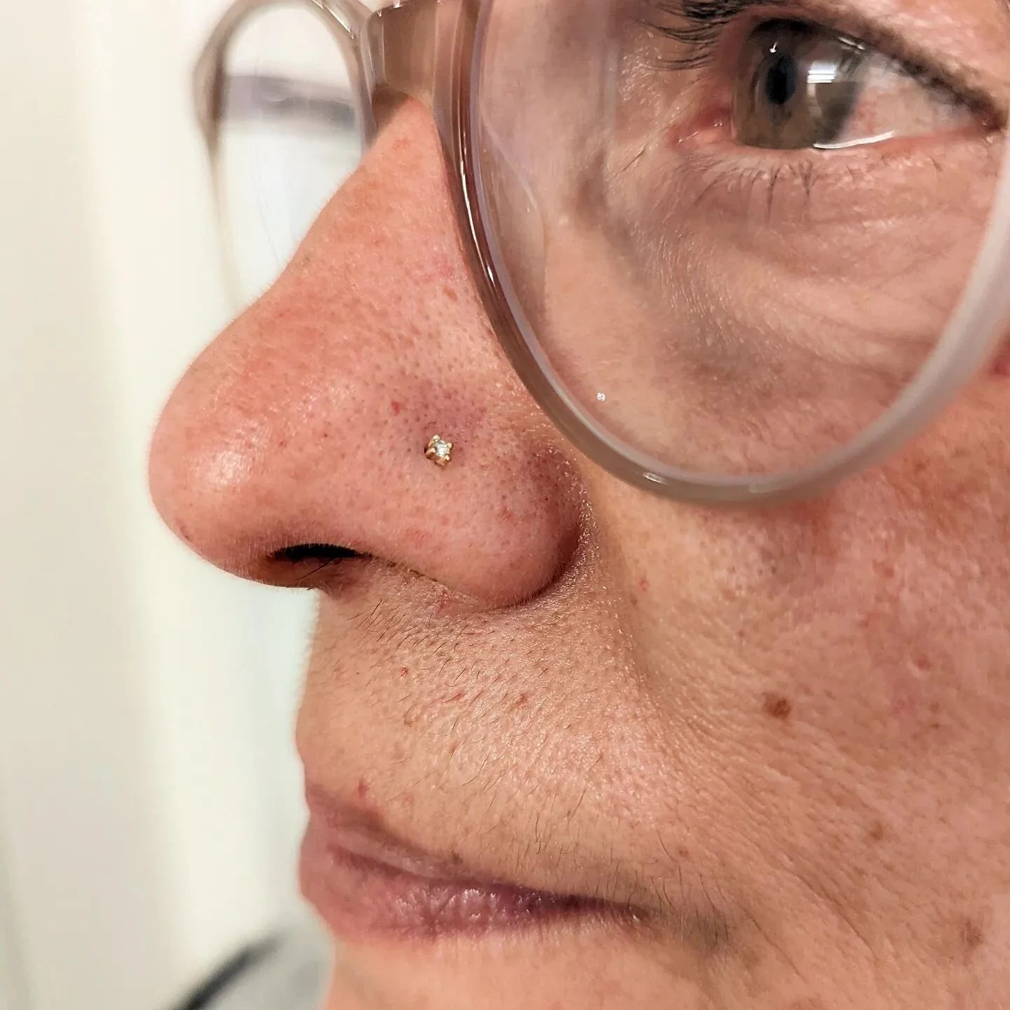 Finally got to pierce my friend Rose's nostril - we've been planning this since 2019! This tiny sparkle from @buddhajewelryofficial is in rose gold, of course. 

Done by me @chronicink downtown.

#piercing #nosepiercing #nostrilpiercing #goldjeweller