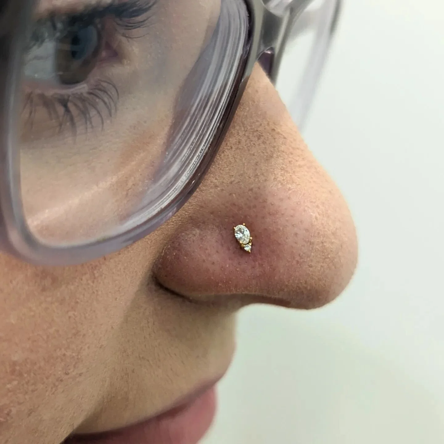 Fresh nostril piercing with a glittering yellow gold Desden end from @buddhajewelryofficial!

Pierced by me @chronicink Markham

#nosepiercing #nostrilpiercing #goldjewellery #buddhajewelry #chronicink #Torontopiercer #yellowgold