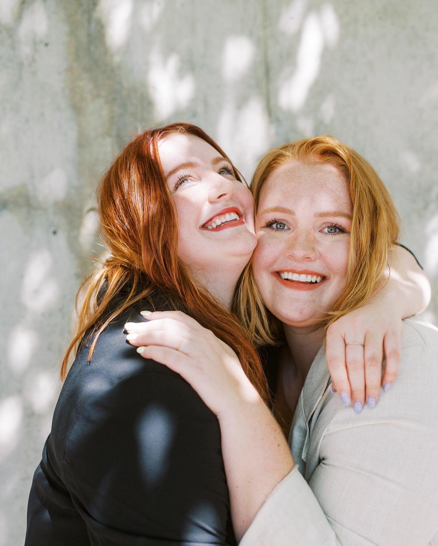 BFFs in real life AND business?? The luckiest. 👯&zwj;♀️
⠀⠀⠀⠀⠀⠀⠀⠀⠀
Editorial Vibe coming right up. ⚡️ These business coaches (and sisters) really wanted a very polished set of images for their website to pair with the fun &amp; relatable online perso