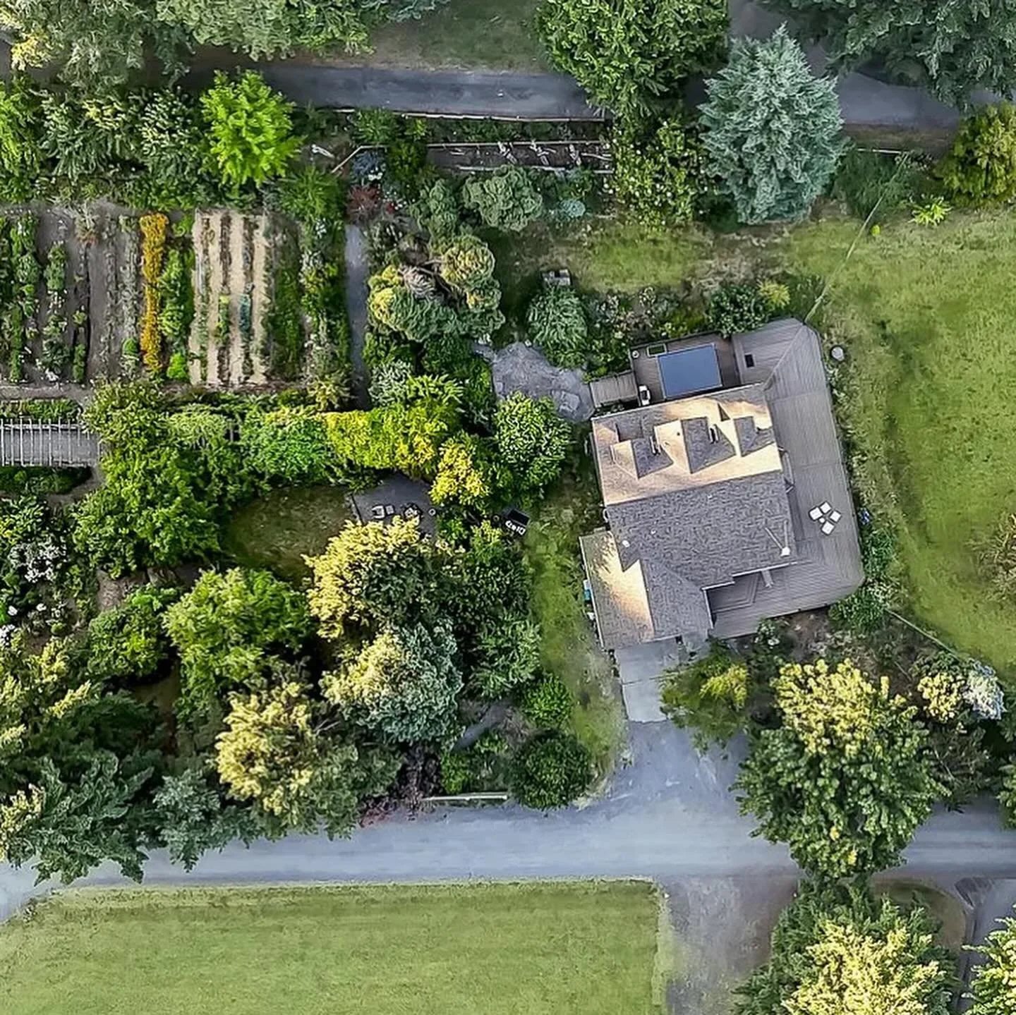 #ForSale: Fox Farm 🫛

This one is special.

Set in the heart of Oregon wine country, within the Dundee Hills AVA, Fox Farm is regenerative real estate incarnate.

🌱 12 years of no-spray, soil-first stewardship across 2.5 acres

🌿 Nearly self-suffi