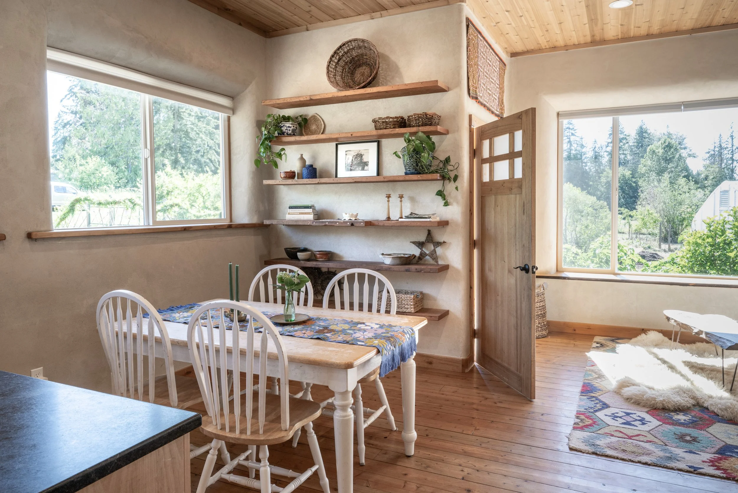 be-easy-farm-dining-area-open-living-space-sequim-wa.jpg