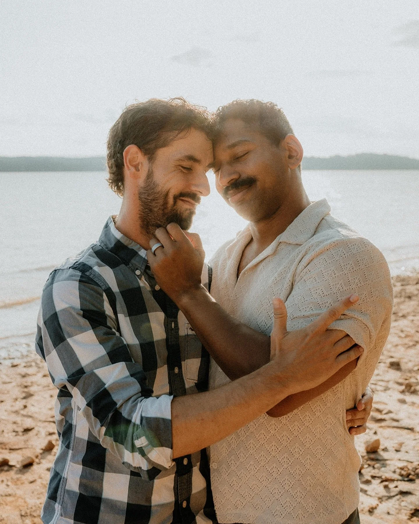 Luke + Justin&rsquo;s proposal was supposed to be rainy and moody but like I always tell my couples: the day gives you what you need ❤️

Sunshine, a surprise engagement party with their friends and photos on the lake, everything about this afternoon 