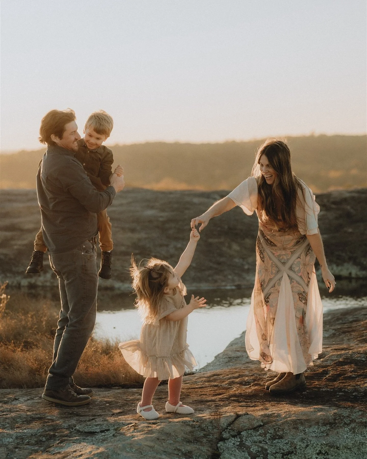 It&rsquo;s been a while since I&rsquo;ve done a family session and I think it&rsquo;s exactly what I needed. This adorable family, incredible location, and gorgeous day had my heart bursting with joy 💕

Excited for all the family sessions I have com