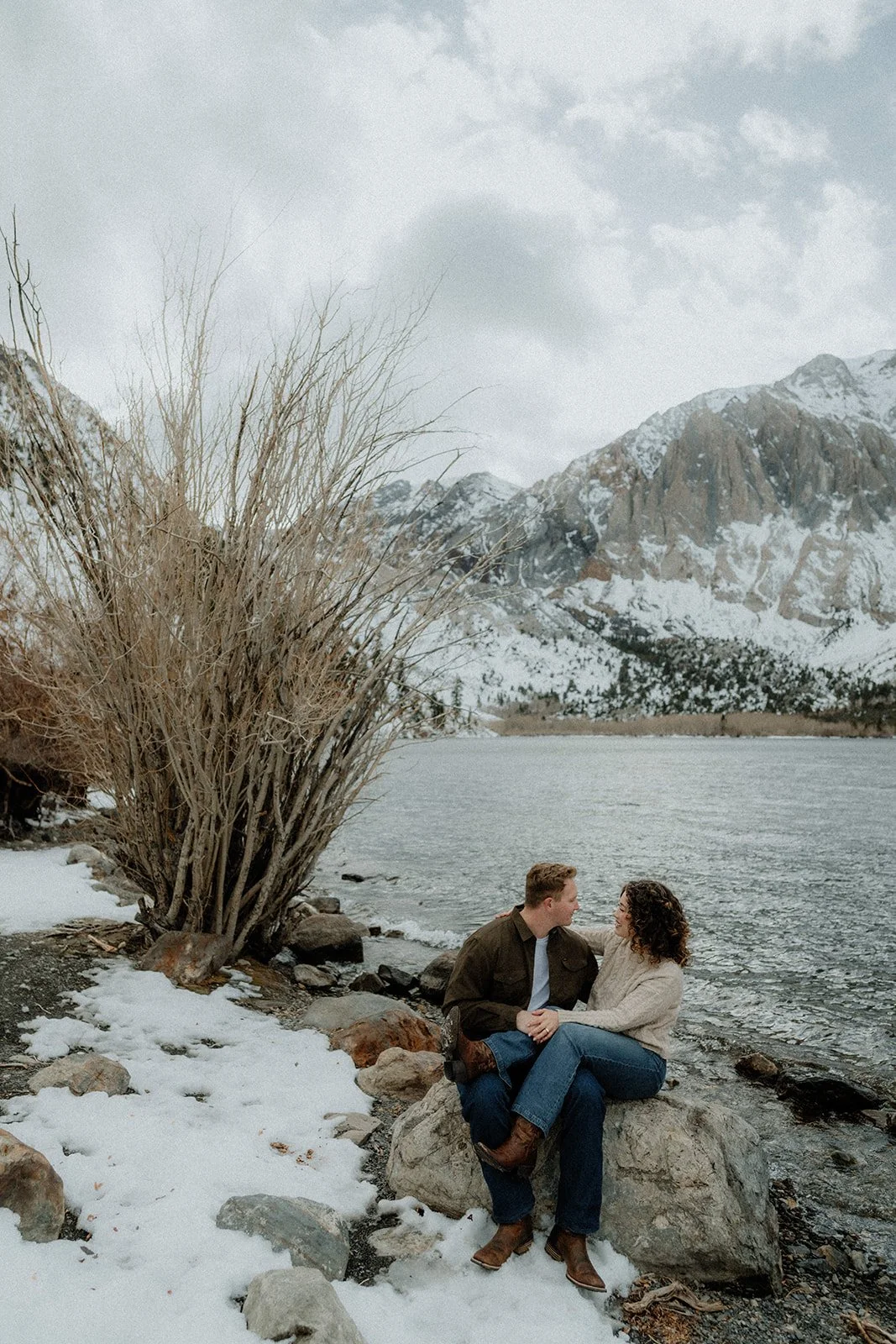 Winter-Engagement-Session-Convict-Lake-SummitandSurPhotography9.jpg