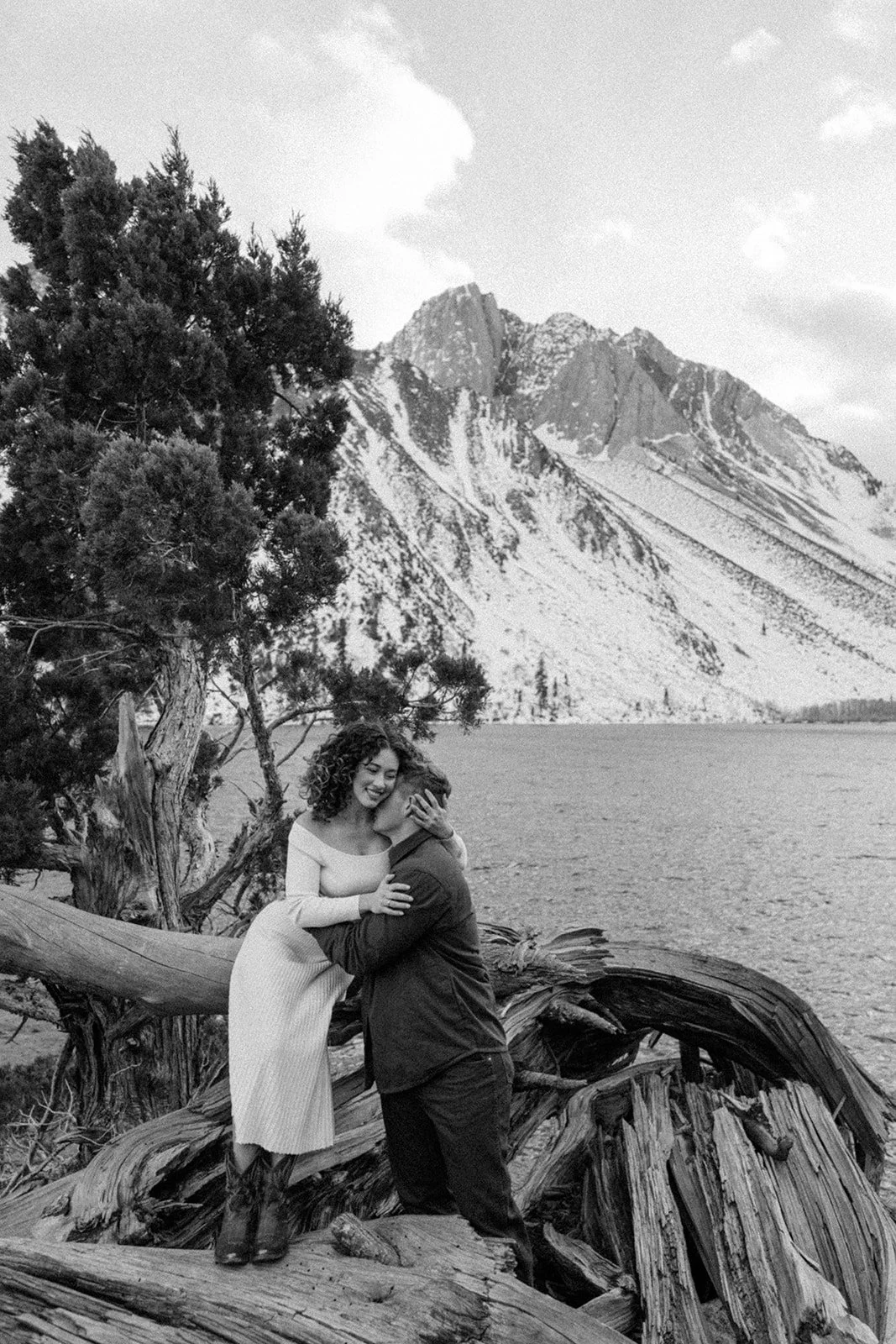 Winter-Engagement-Session-Convict-Lake-SummitandSurPhotography36.jpg