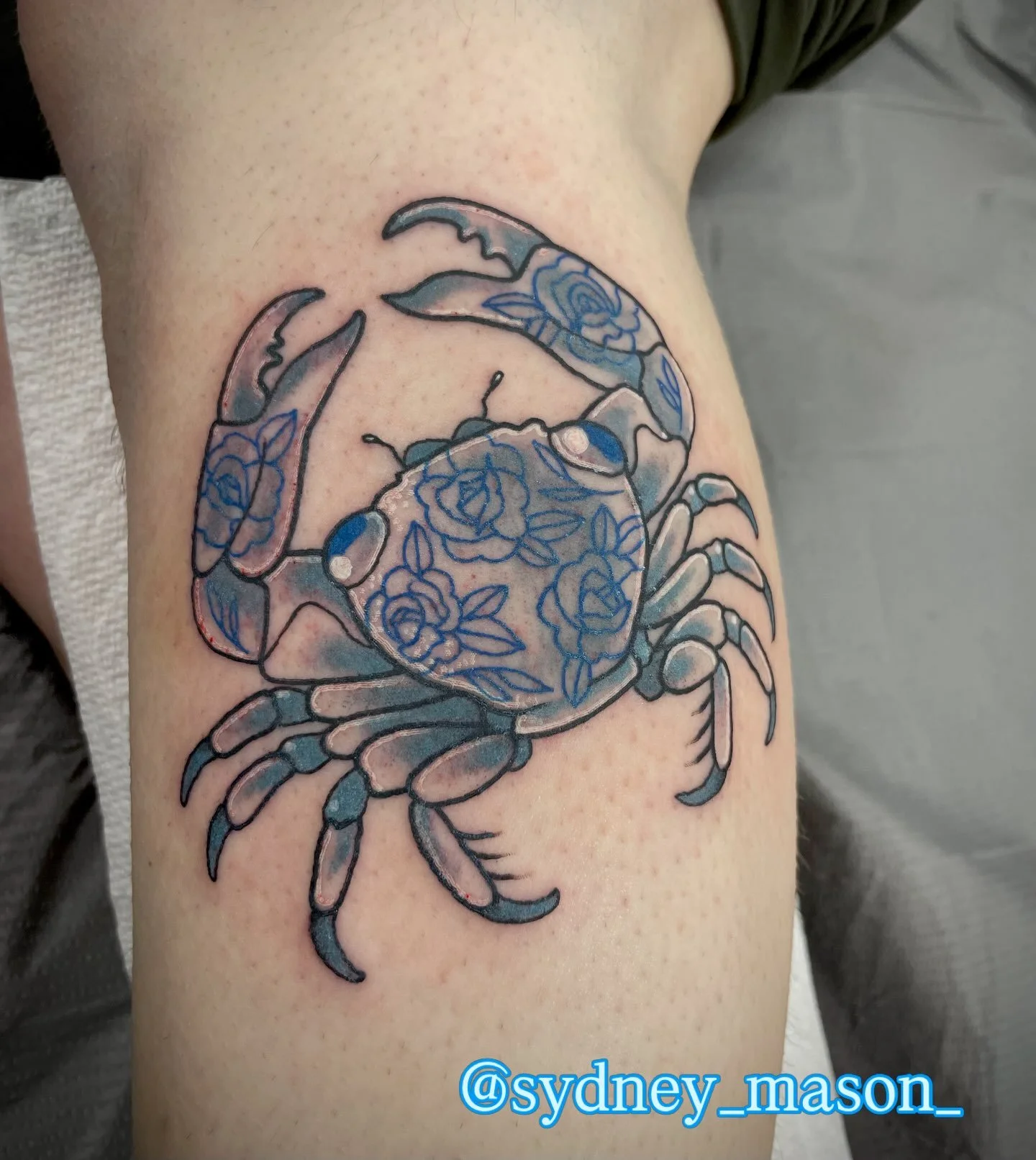 Porcelain crab from @sydney_mason_ 
To book with artists contact them directly 

#tattoo #yegtattoo #crabtattoo #edmontontattoo #neotradtattoo
