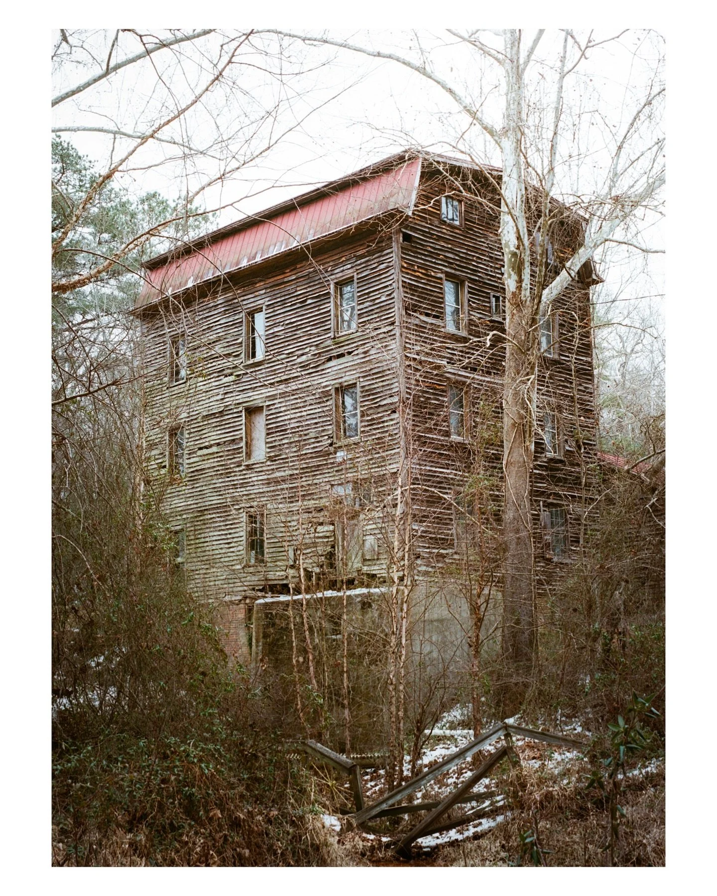 A little bit ago I had a 6 hour round trip for a job and I couldn&rsquo;t help but bring my mamiya 645 with. Most of the snow in southern Virginia had melted by the time I shot these so seeing more ice was a little bit jarring. I also don&rsquo;t nor