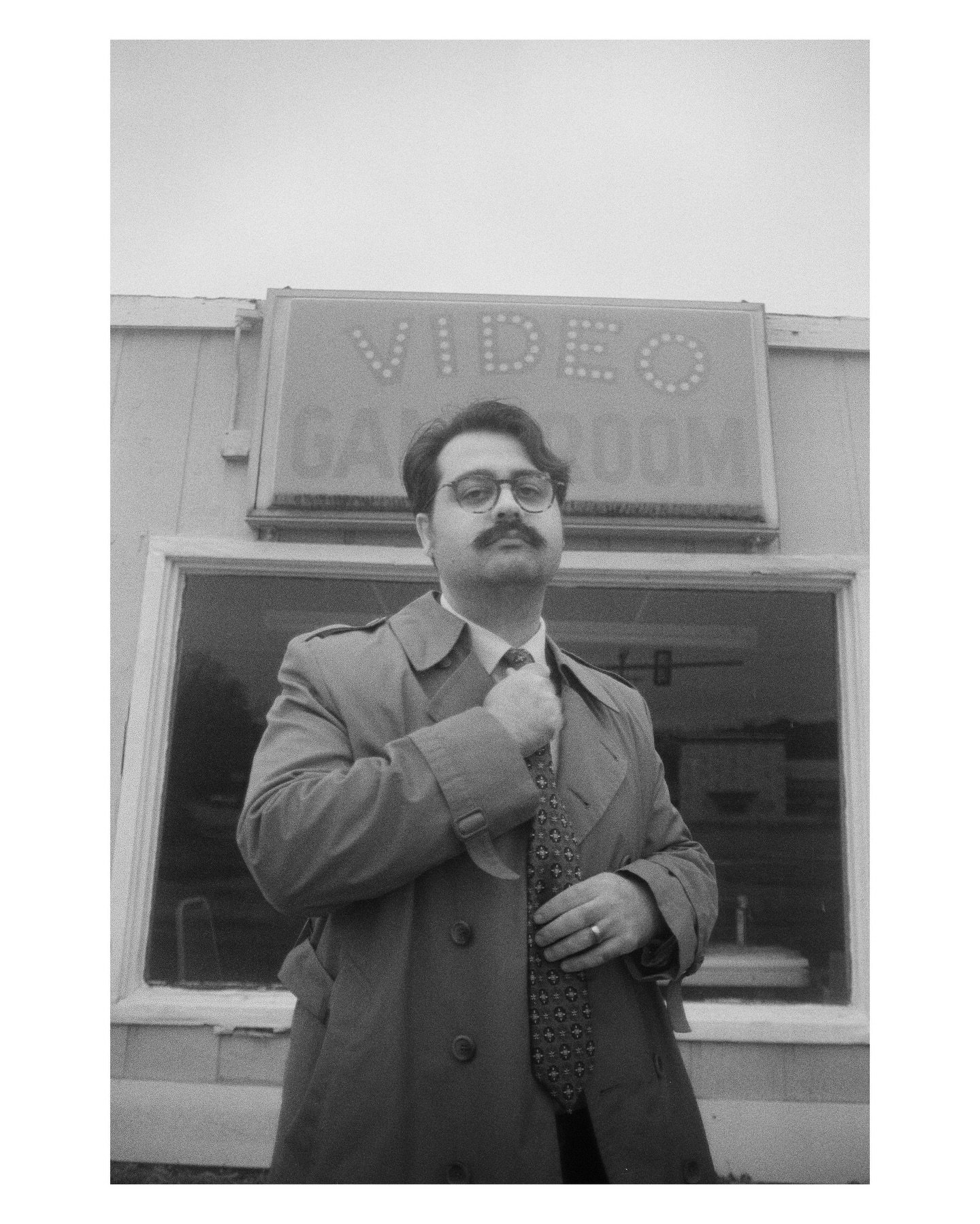 Self Portraits but make it &ldquo;this place is like someone&rsquo;s memory of a town&rdquo;.

dev: @littlelightfilmlab 
🧥: @unionoverallco 

Brought out my AE-1 out of retirement for this. Feeling like the trail has gone cold.

#hp5 #ae1program #sh