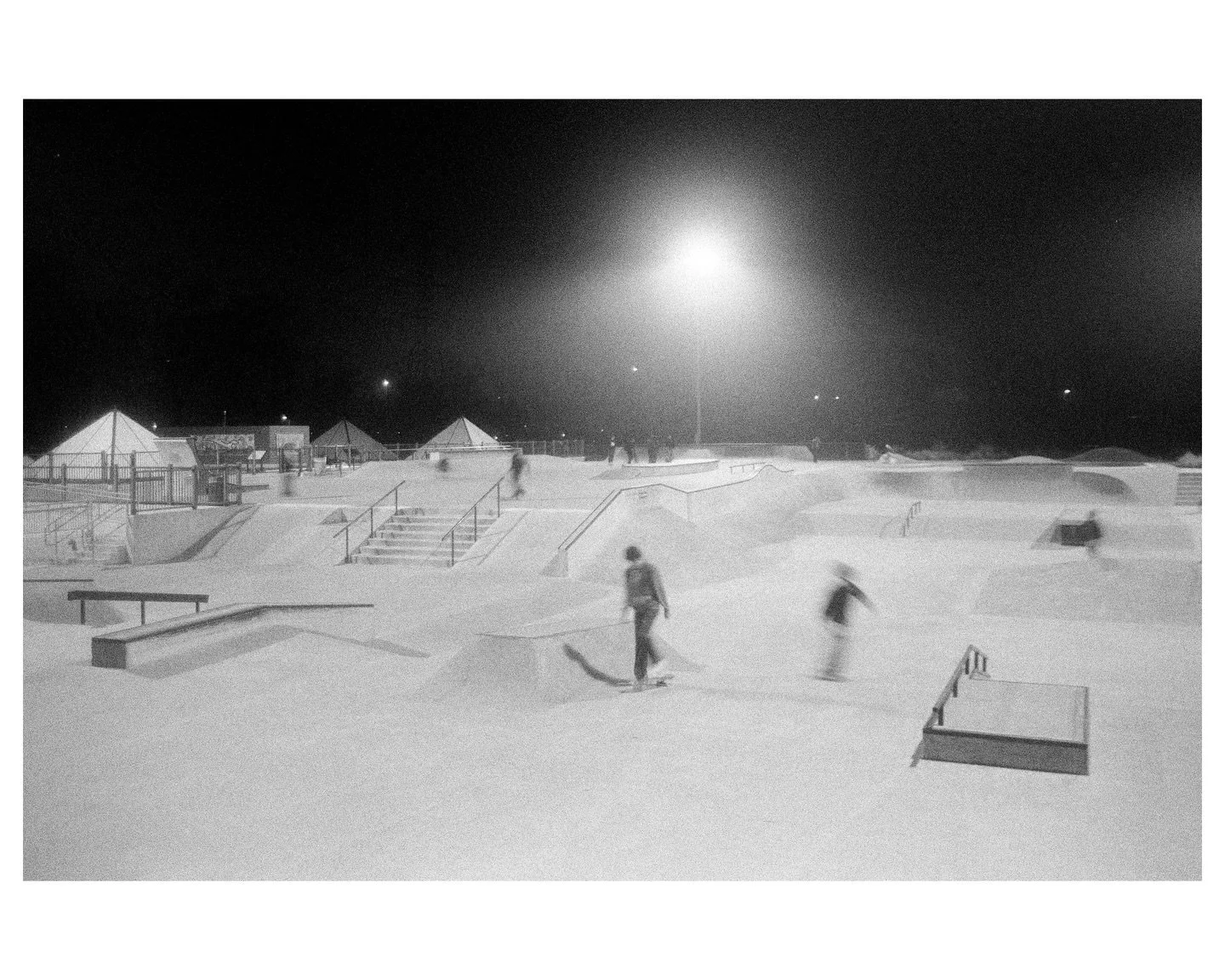 Living in a liminal world
Shot on 35mm using @tiffencompany promist filters and some star filters.
#ae1program #hp5 #liminalspaces #weirdphotography #analogshooters