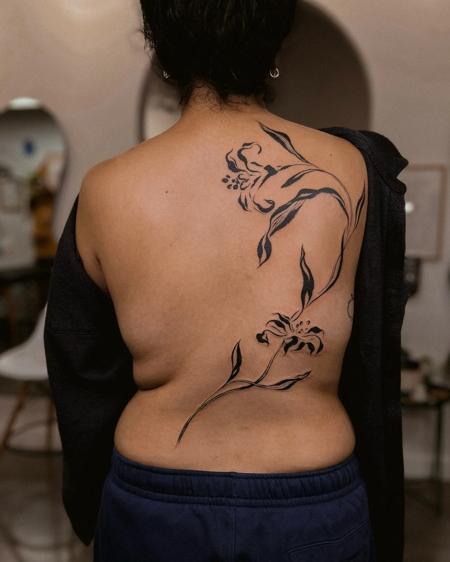 Taking a moment for this gorgeous back piece from @studiomontes 🌺

psst&hellip; sign up for chris&rsquo; newsletter (link in her bio) for first dibs on booking and get yourself a beautiful botanical back piece like this one