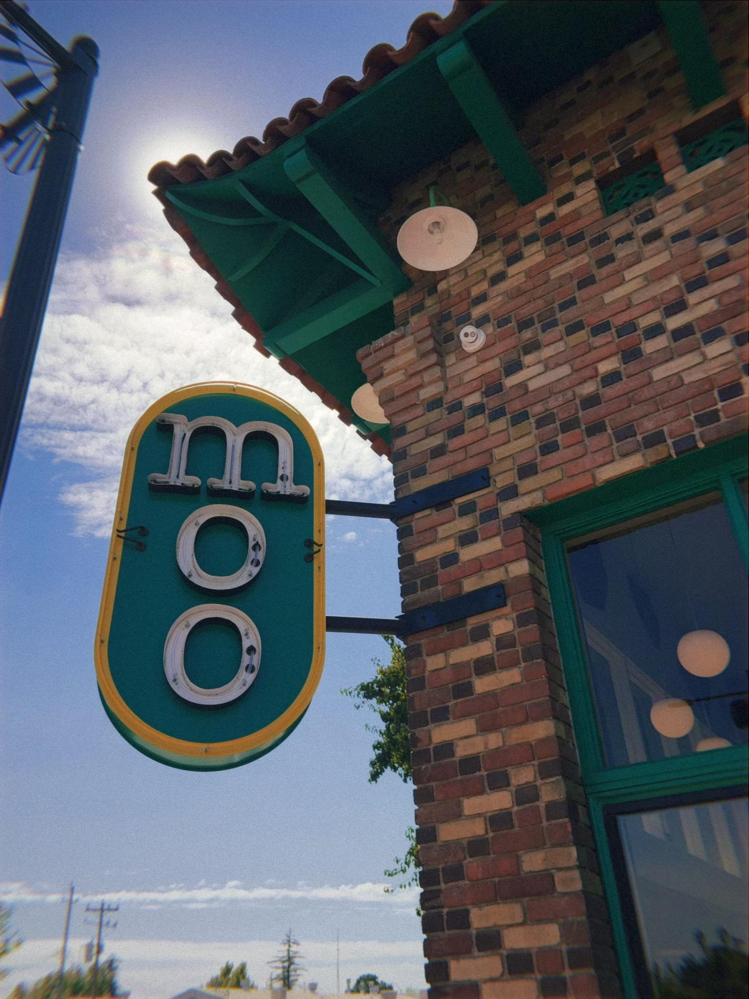Moo_Exterior_Sign.png