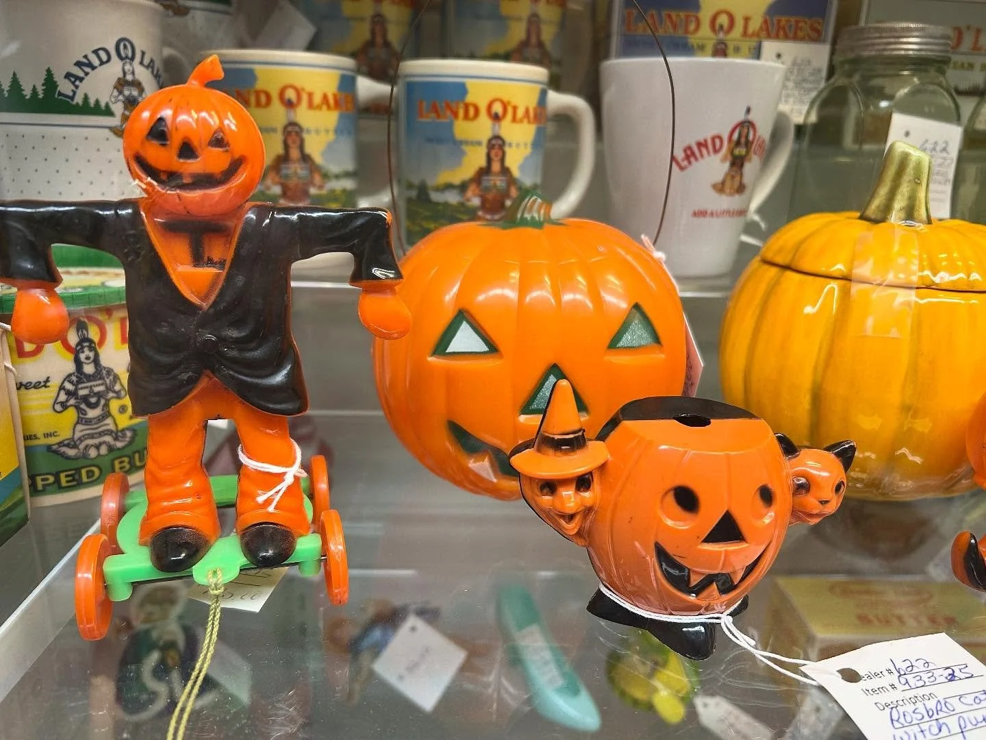 It’s time to add to your vintage Halloween collections! 👻🎃⚰️☠️🪦 Come see us from 10-5 today!