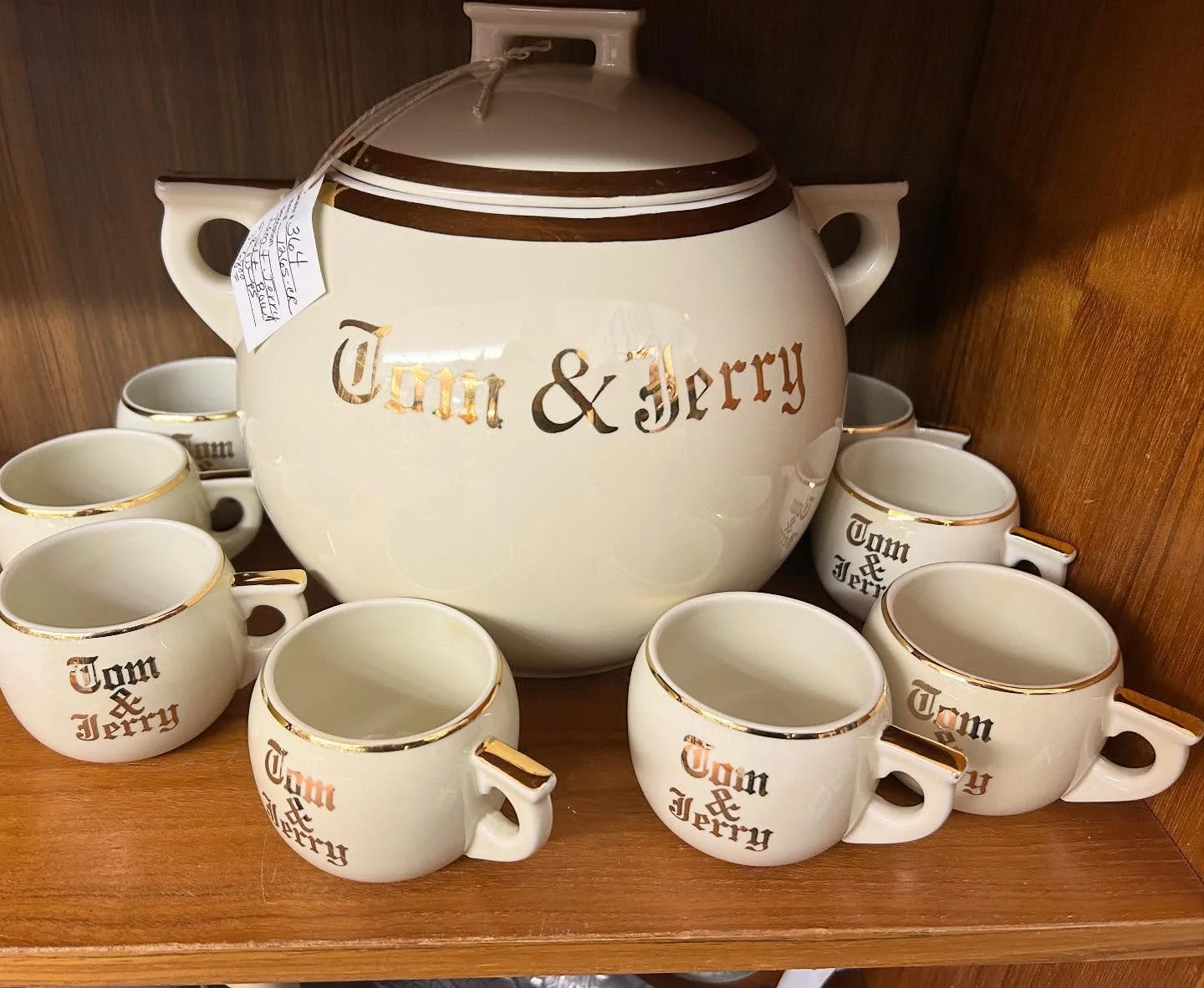 What a lovely vintage Tom &amp; Jerry set! 🎄🎄🎄 We&rsquo;re here for you from 10-5 today!