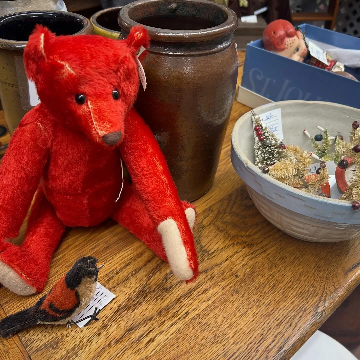 We love a good booth refresh! Come see us today from 10-5! 🎅🎅🎅