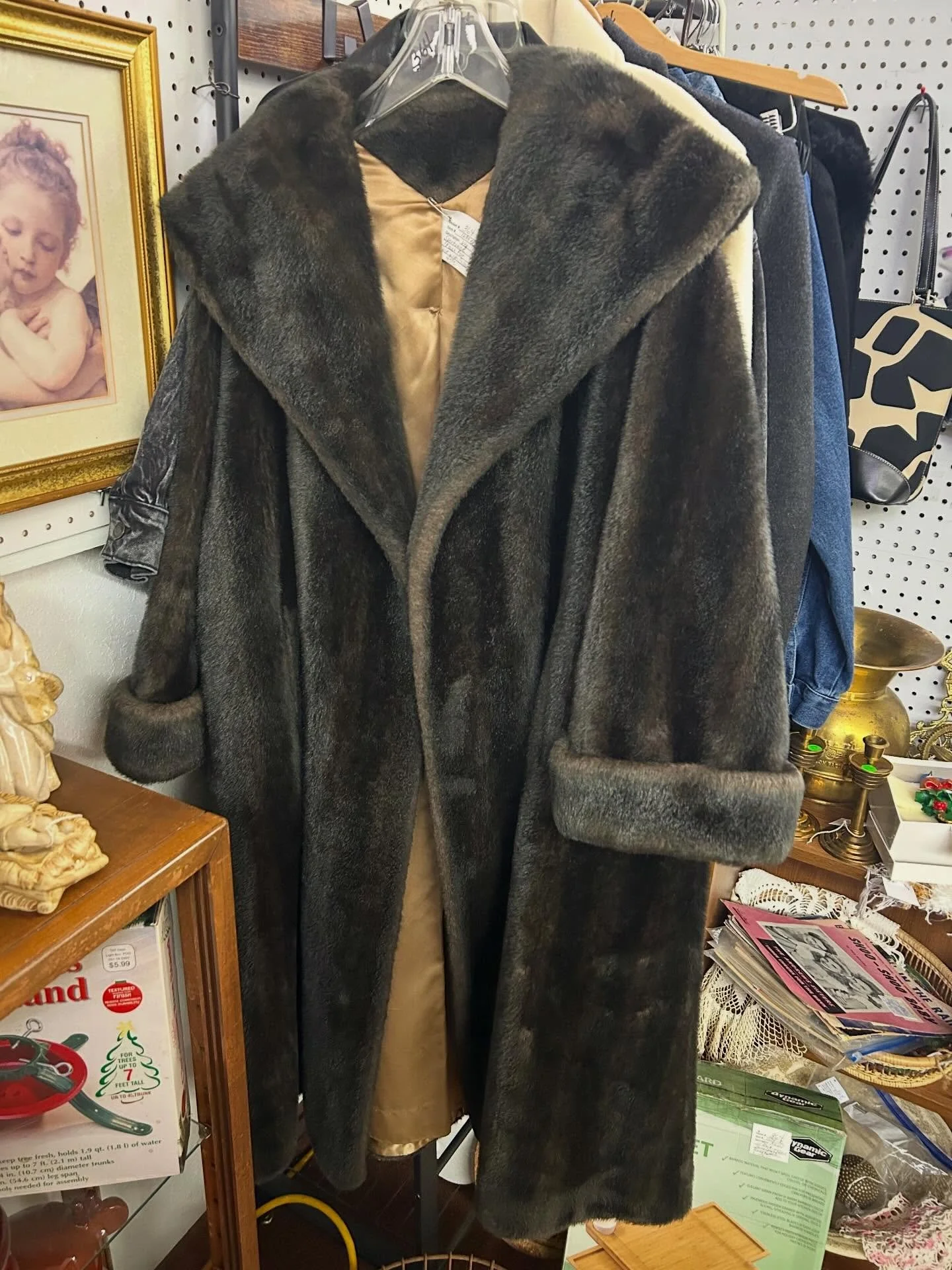 How lovely is this vintage faux fur coat!? It would make a fabulous gift, or it might be a &lsquo;keeper&rsquo; - you decide! We&rsquo;re here for you from 10-5 today! 🎅🎄⛄️