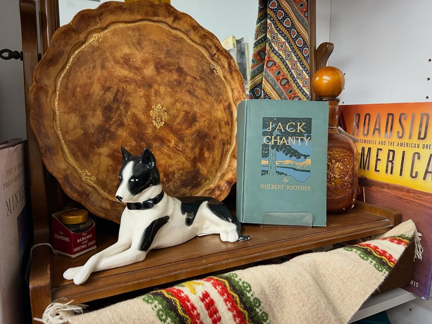 Christmas merchandise has been disappearing and loads of good things are coming into the mall! Come see us from 10-5 today! ✨✨✨