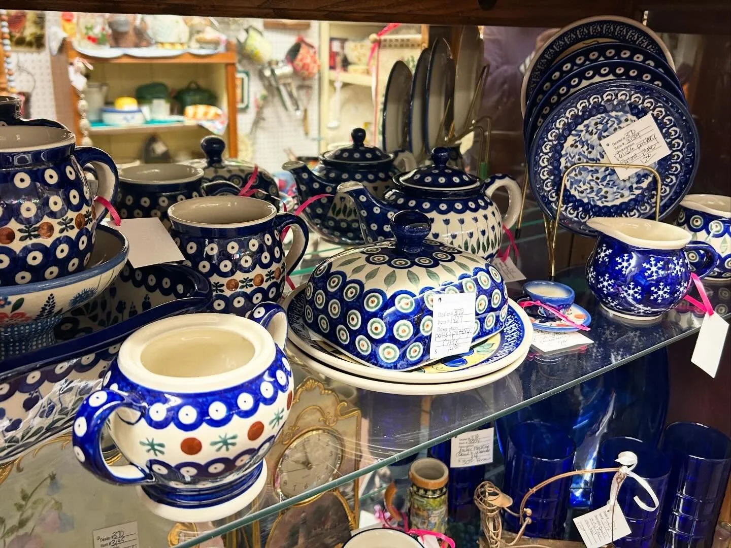 Polish pottery, anyone?! We&rsquo;re here for you from 10-5 today! ✨✨✨