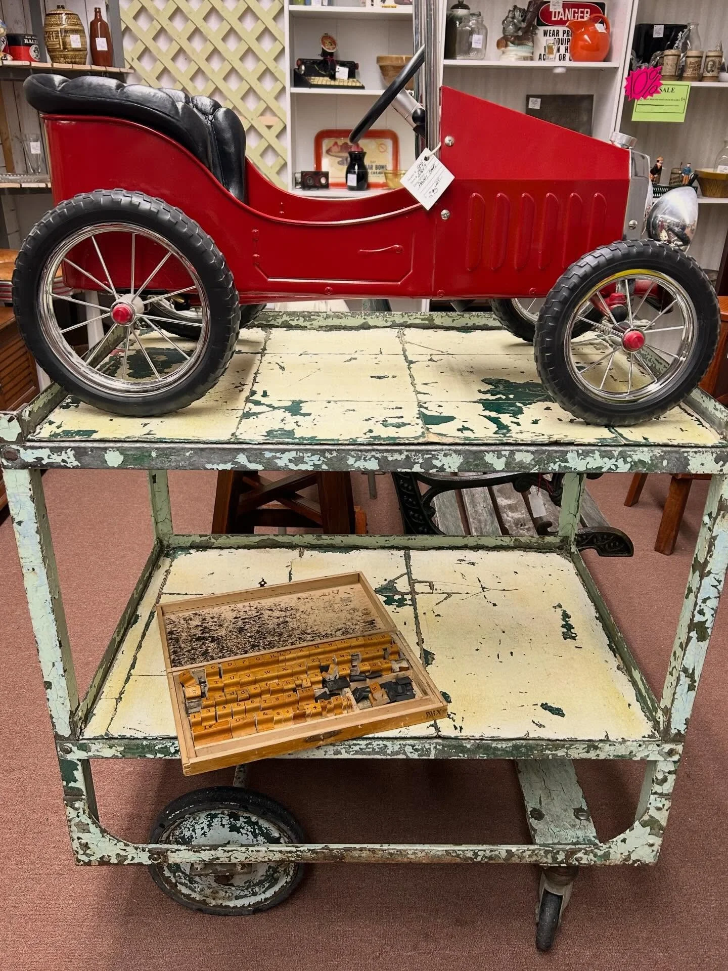 Happy Monday, friends! We&rsquo;re here for you today from 10-5! ❤️