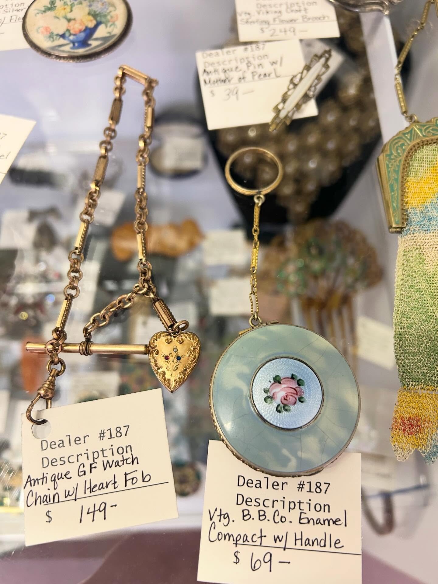 Looking for something unique for your stylish Valentine? Come see us today from 10-5! 💘💘💘