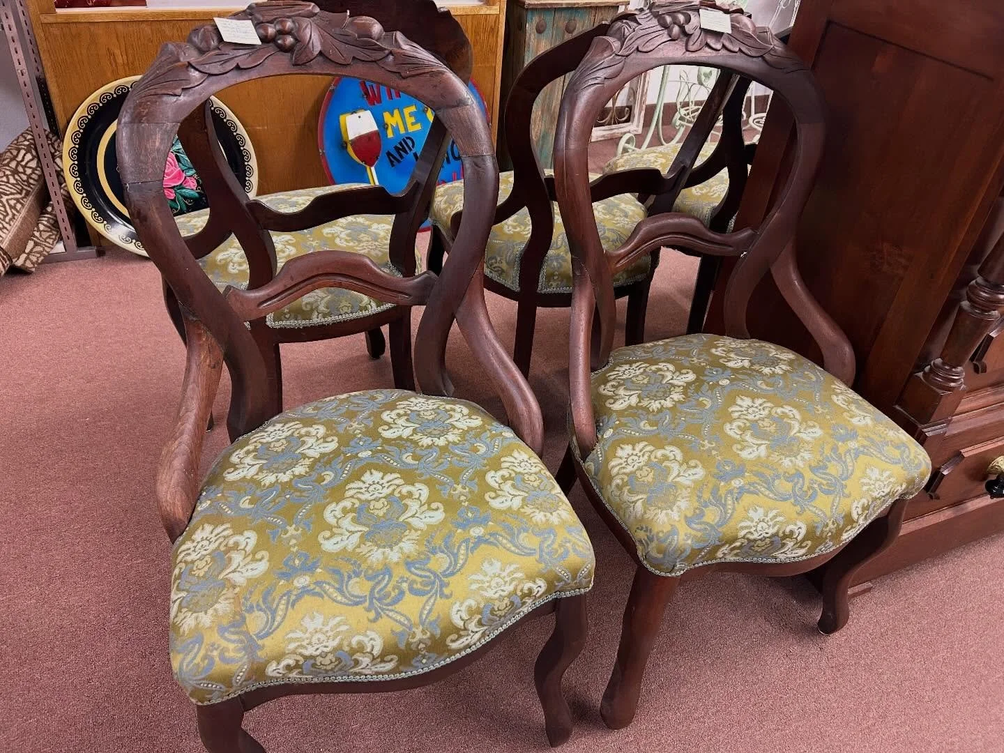 These lovely antique dining chairs have just arrived! Come see us from 10-5 today! ☀️☀️☀️