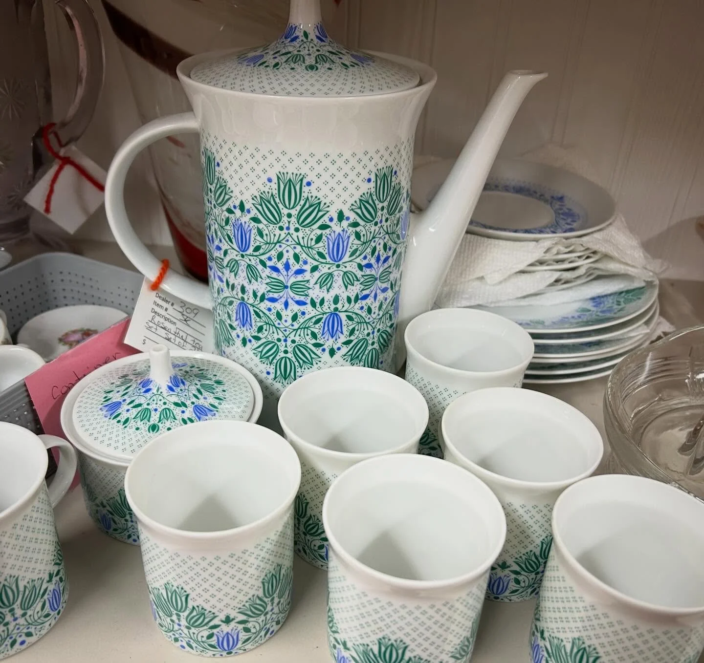 How adorable is this vintage tea set that just arrived yesterday?! 💙 We&rsquo;re here for you from 10-5 today!