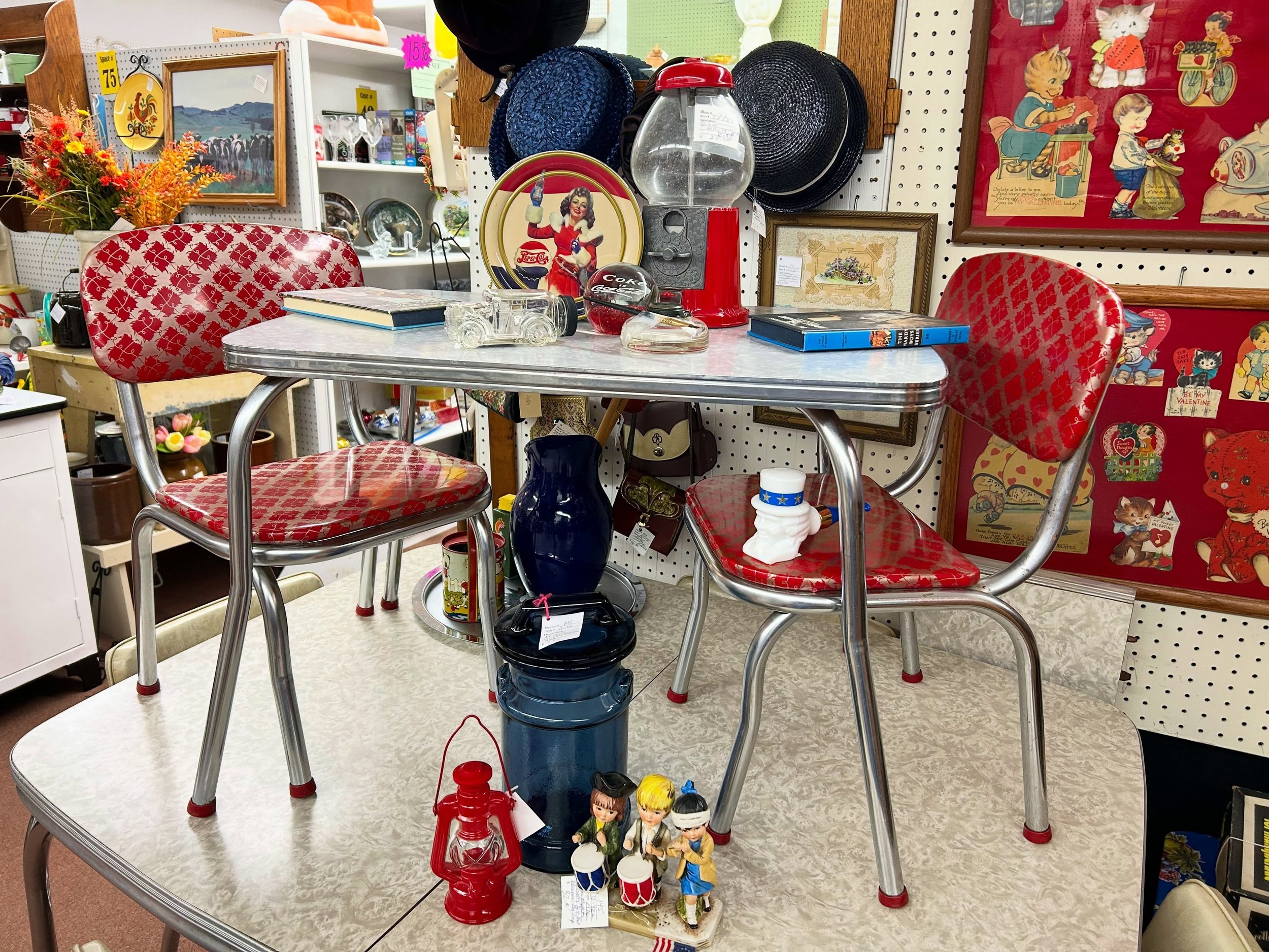 This snazzy little table and chairs set arrived at the end of the day yesterday! What a beauty! 🍒🍒🍒 Come see us today from 10-5!