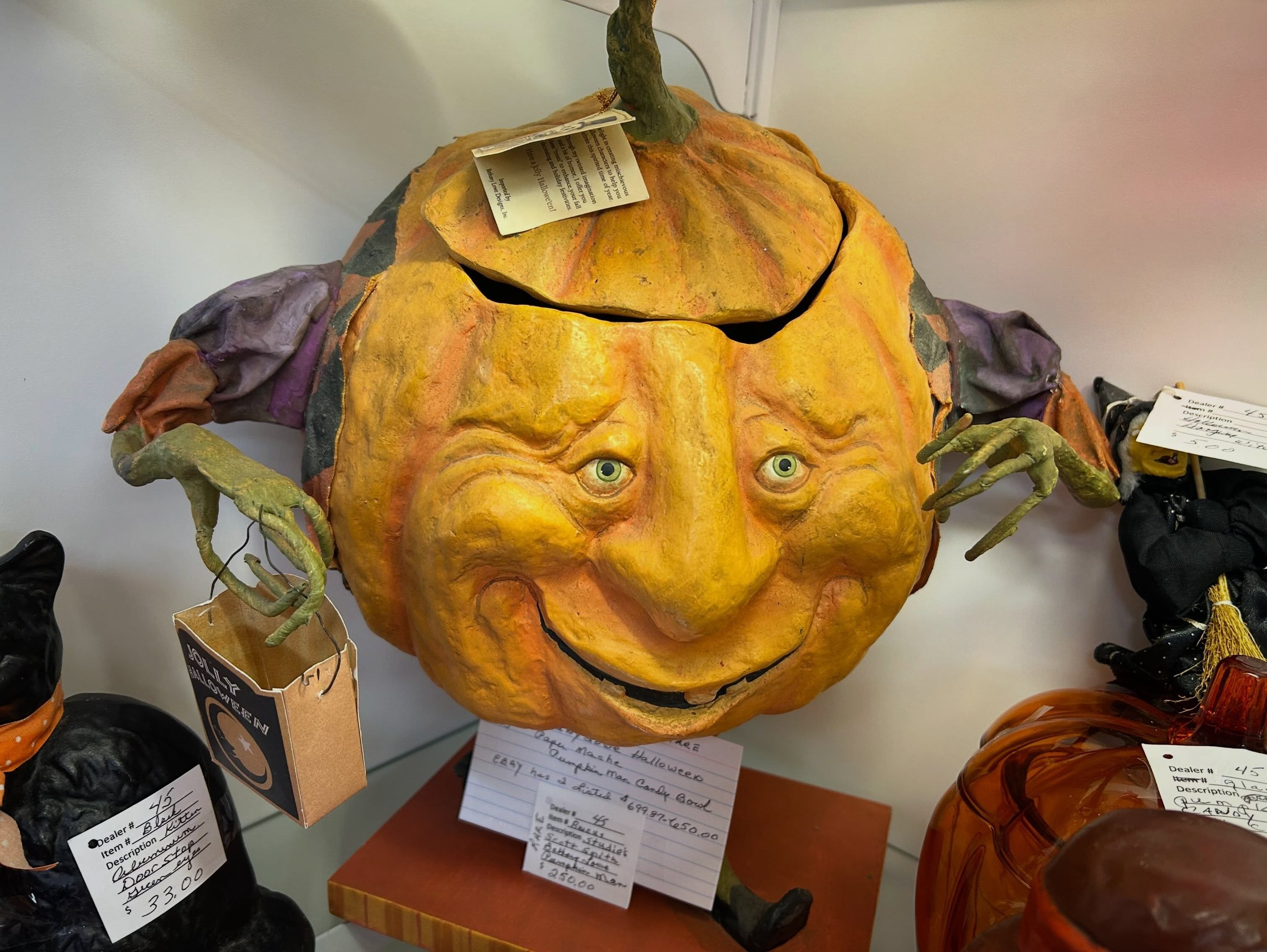 Happy Friday, friends! Vintage Halloween decor has been pouring in! Come check it out today from 10-5! 🎃🐈&zwj;⬛👻