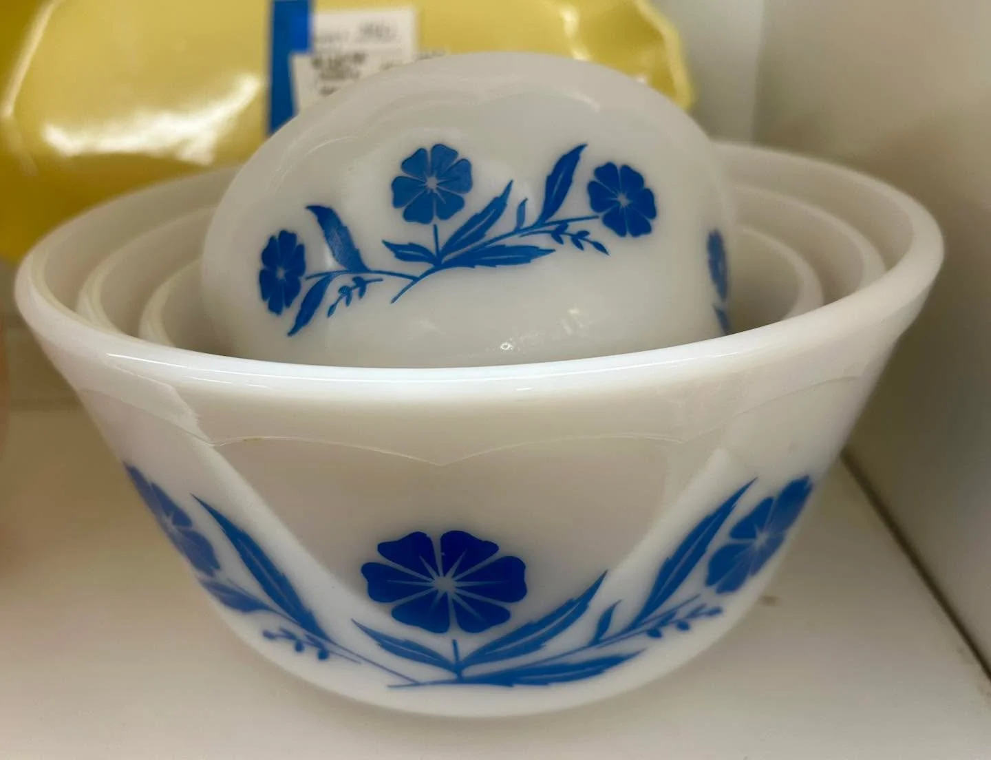 A super cute Hazel Atlas cornflower mixing bowl set just arrived! Don&rsquo;t miss your chance to own it! We&rsquo;re here for you from 10-5 today! 💙💙💙