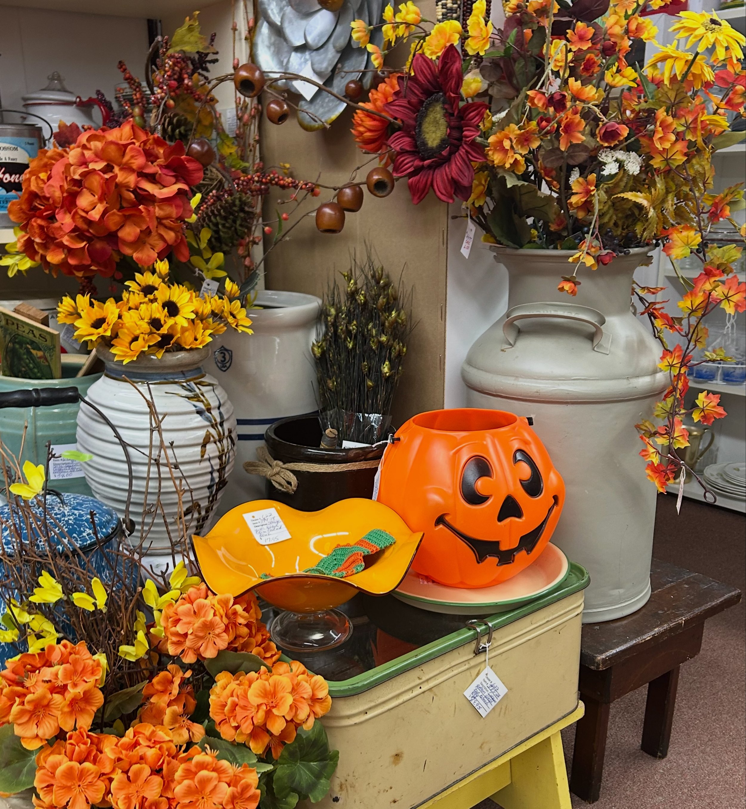 Don&rsquo;t want all those wonderful autumn vibes to end? We&rsquo;re here for you today from 10-5! 🎃🎃🎃